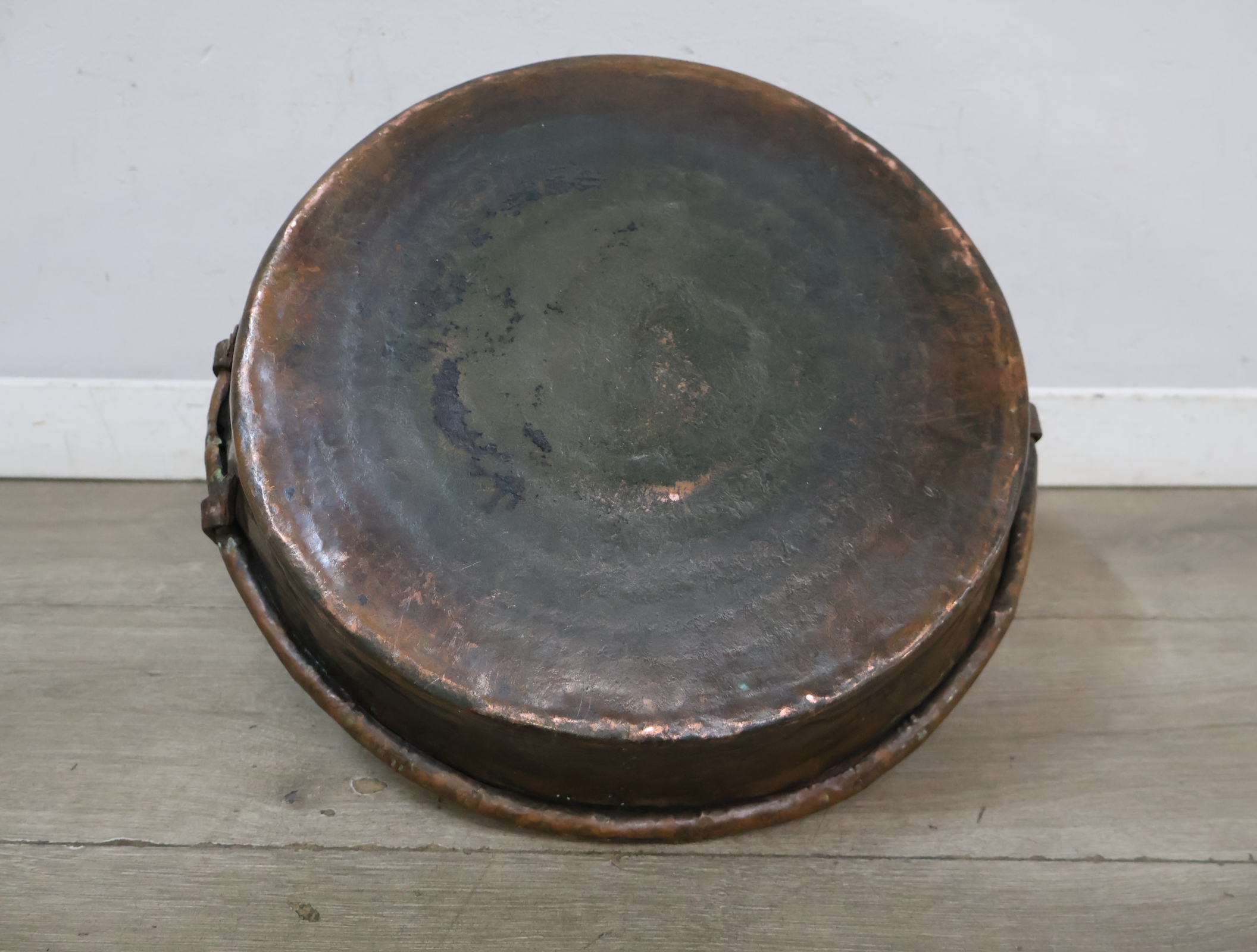 Metalen ronde bak met handvat – foto 11 – kavel bij GSD Auctions, Zoeterwoude