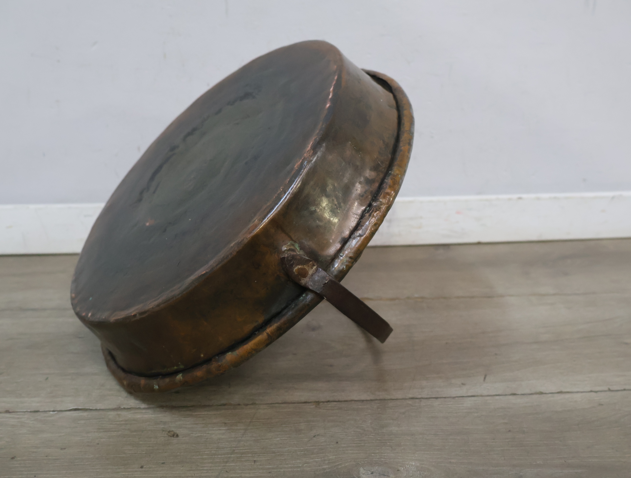 Metalen ronde bak met handvat – foto 12 – kavel bij GSD Auctions, Zoeterwoude