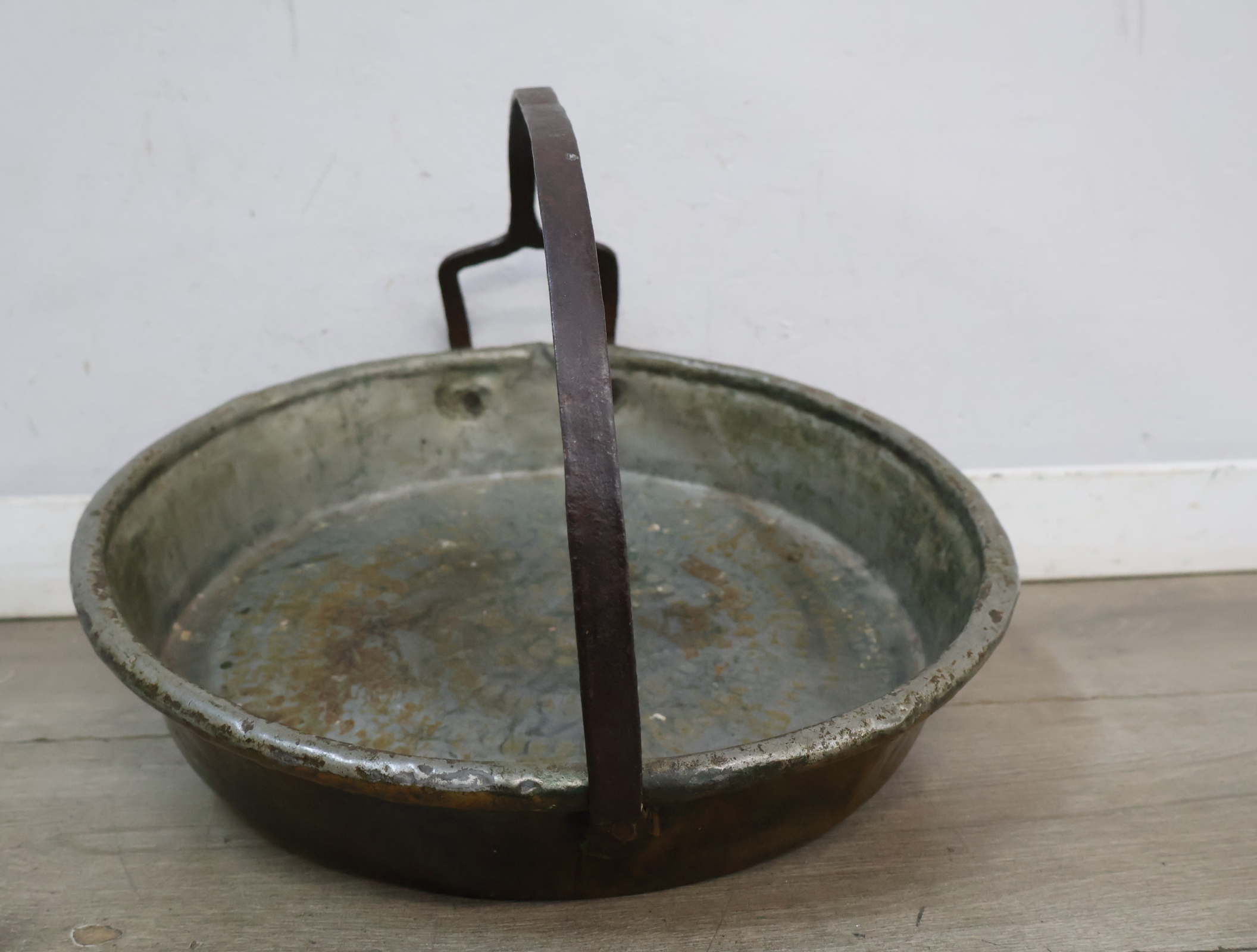 Metalen ronde bak met handvat – foto 13 – kavel bij GSD Auctions, Zoeterwoude