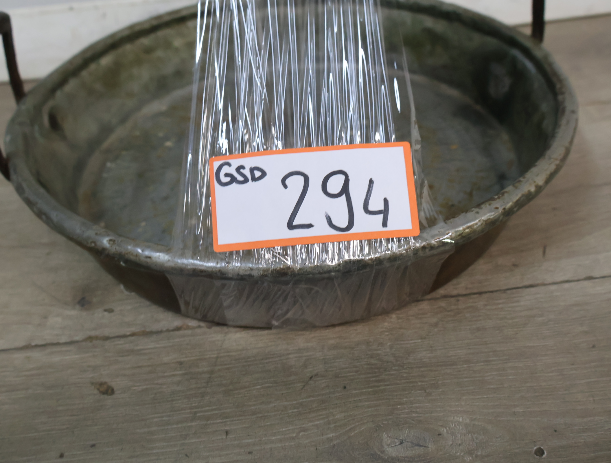 Metalen ronde bak met handvat – foto 16 – kavel bij GSD Auctions, Zoeterwoude