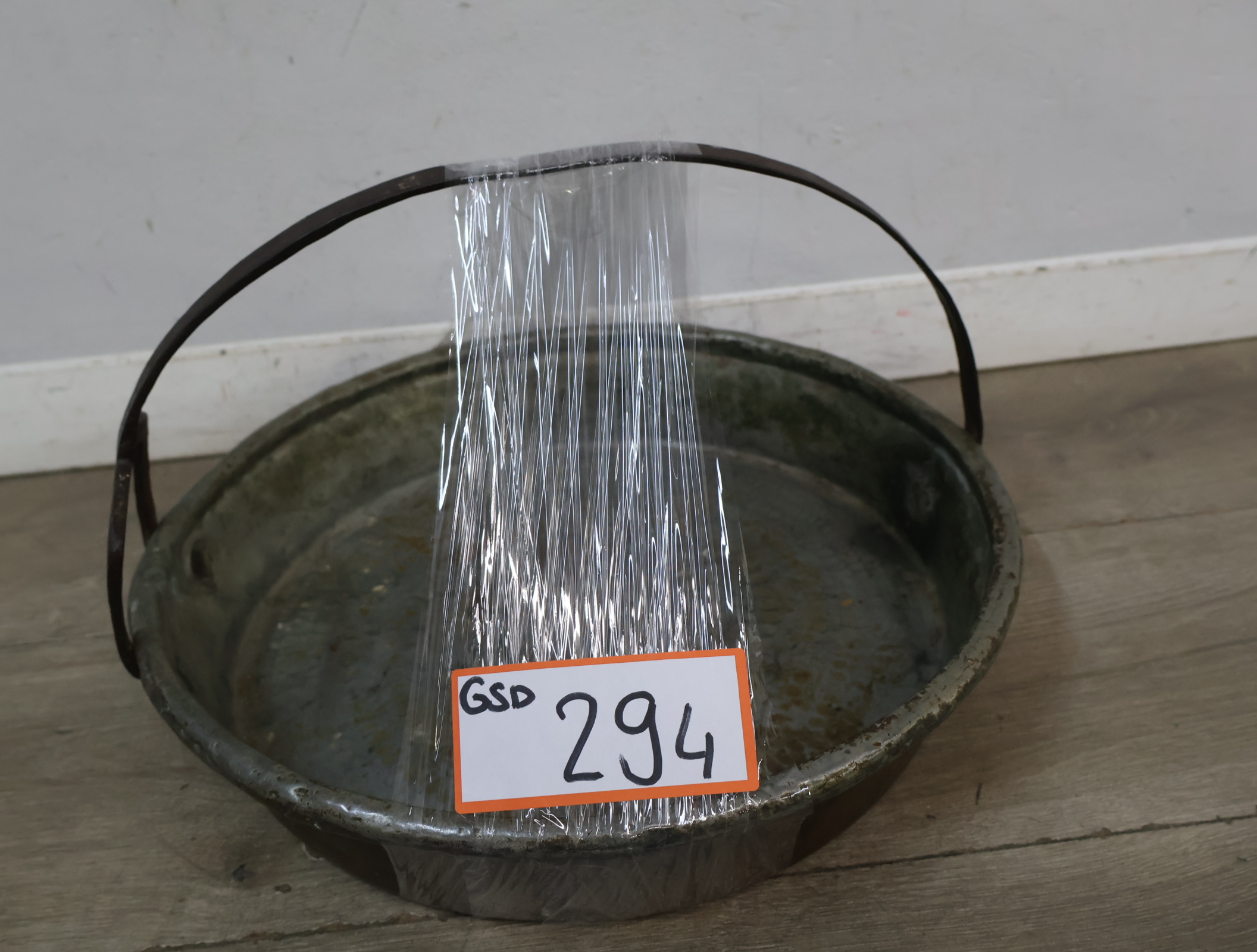 Metalen ronde bak met handvat – foto 17 – kavel bij GSD Auctions, Zoeterwoude