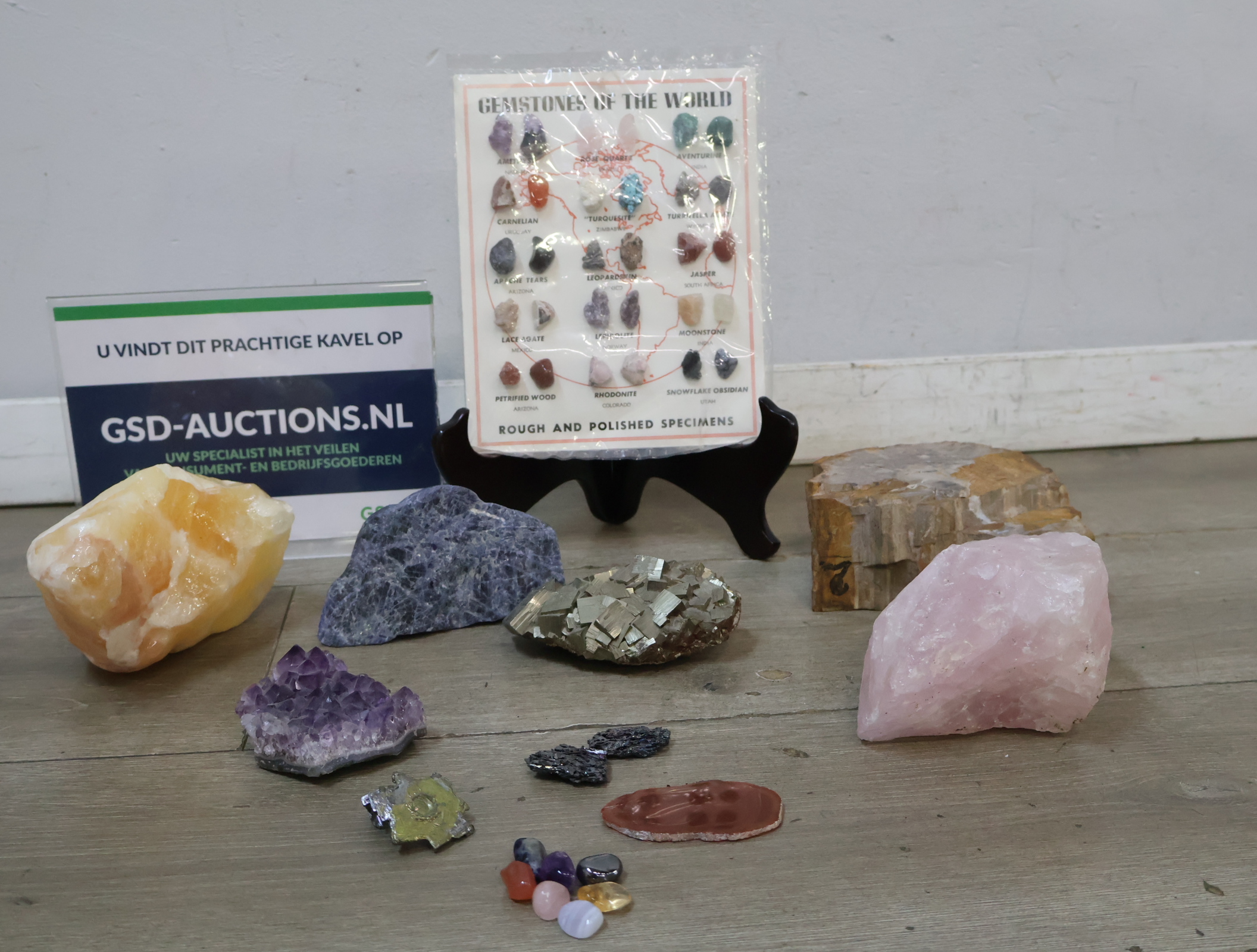 Set ruwe en gepolijste edelstenen met bord Gemstones of the World – foto 2 – kavel bij GSD Auctions, Zoeterwoude