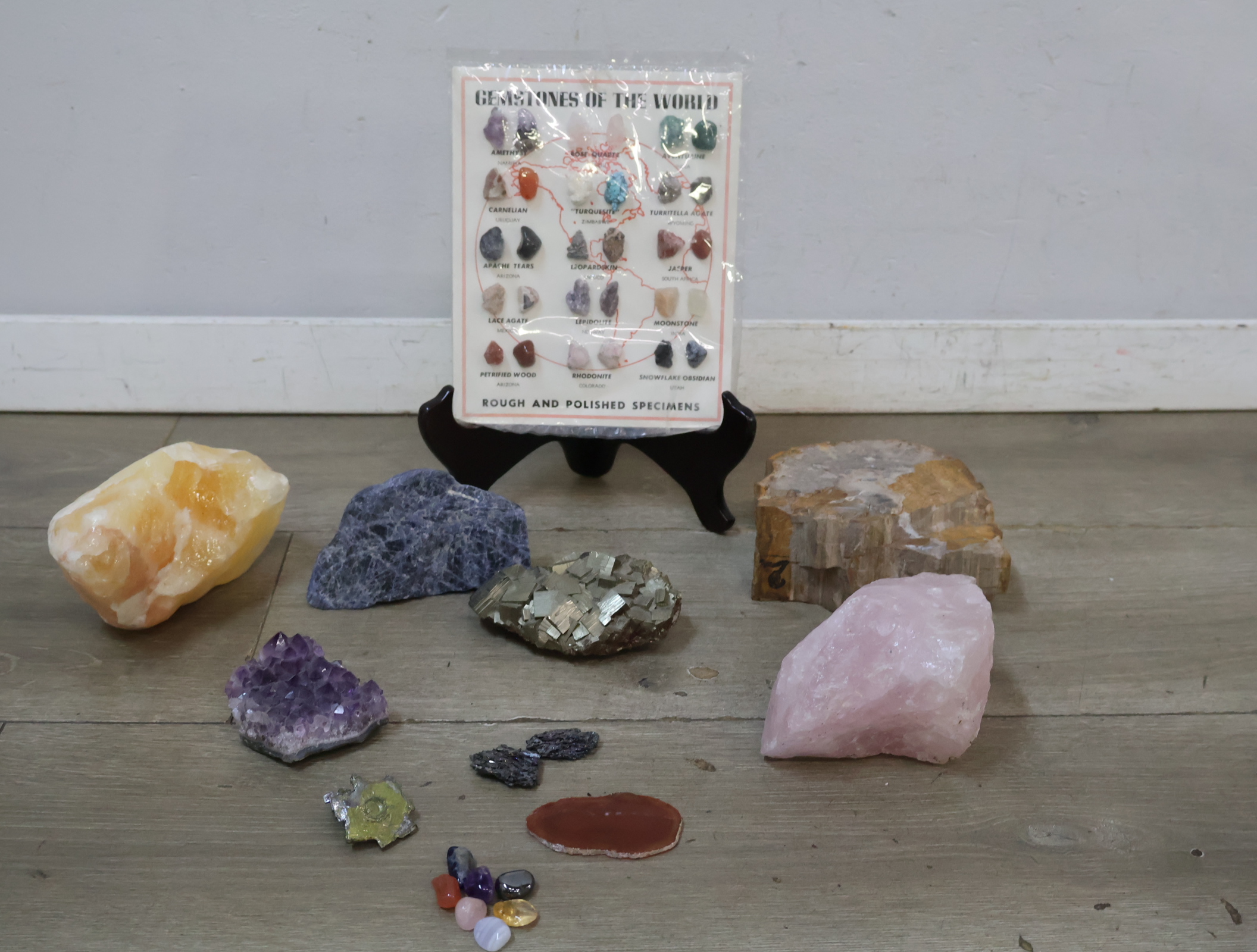 Set ruwe en gepolijste edelstenen met bord Gemstones of the World – foto 3 – kavel bij GSD Auctions, Zoeterwoude