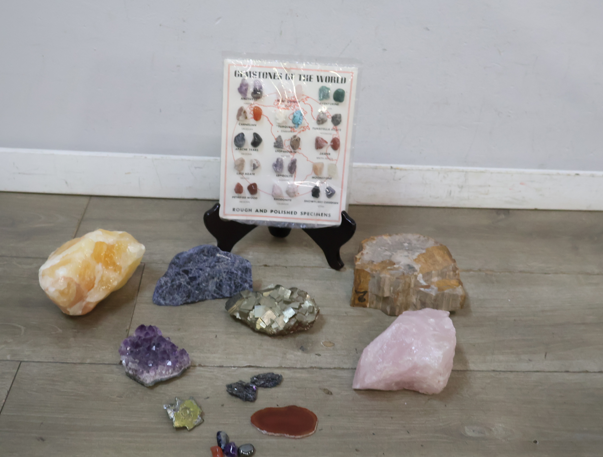 Set ruwe en gepolijste edelstenen met bord Gemstones of the World – foto 4 – kavel bij GSD Auctions, Zoeterwoude