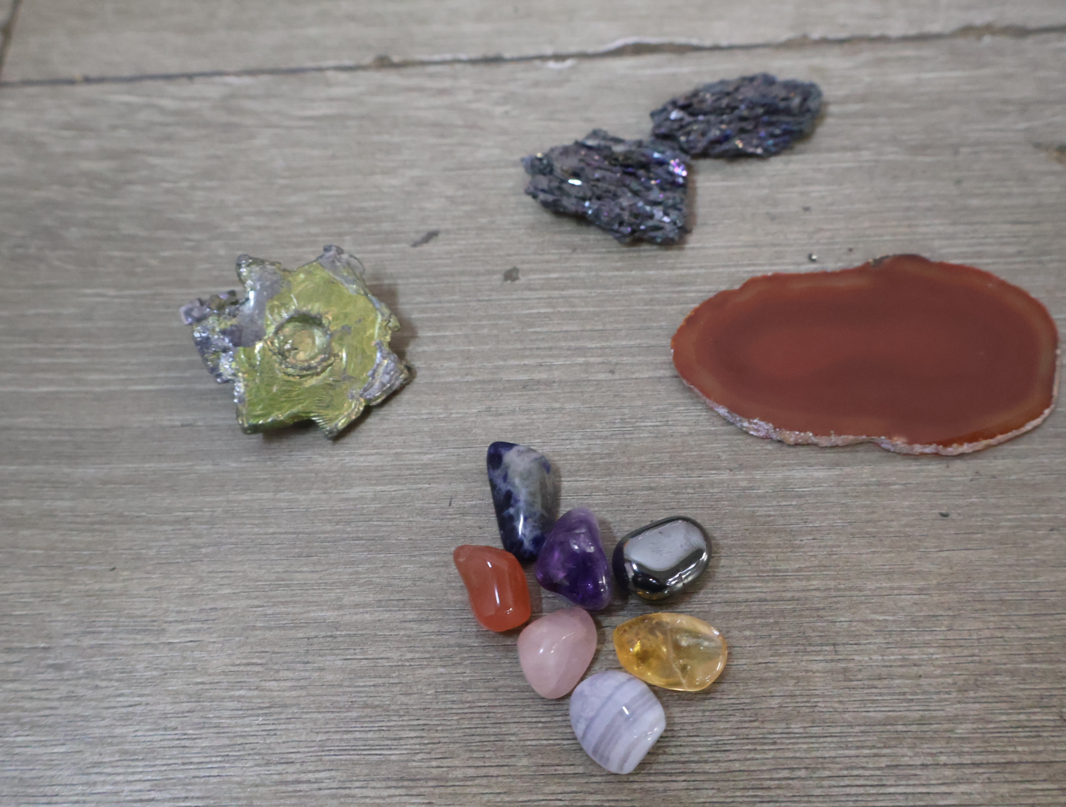 Set ruwe en gepolijste edelstenen met bord Gemstones of the World – foto 5 – kavel bij GSD Auctions, Zoeterwoude