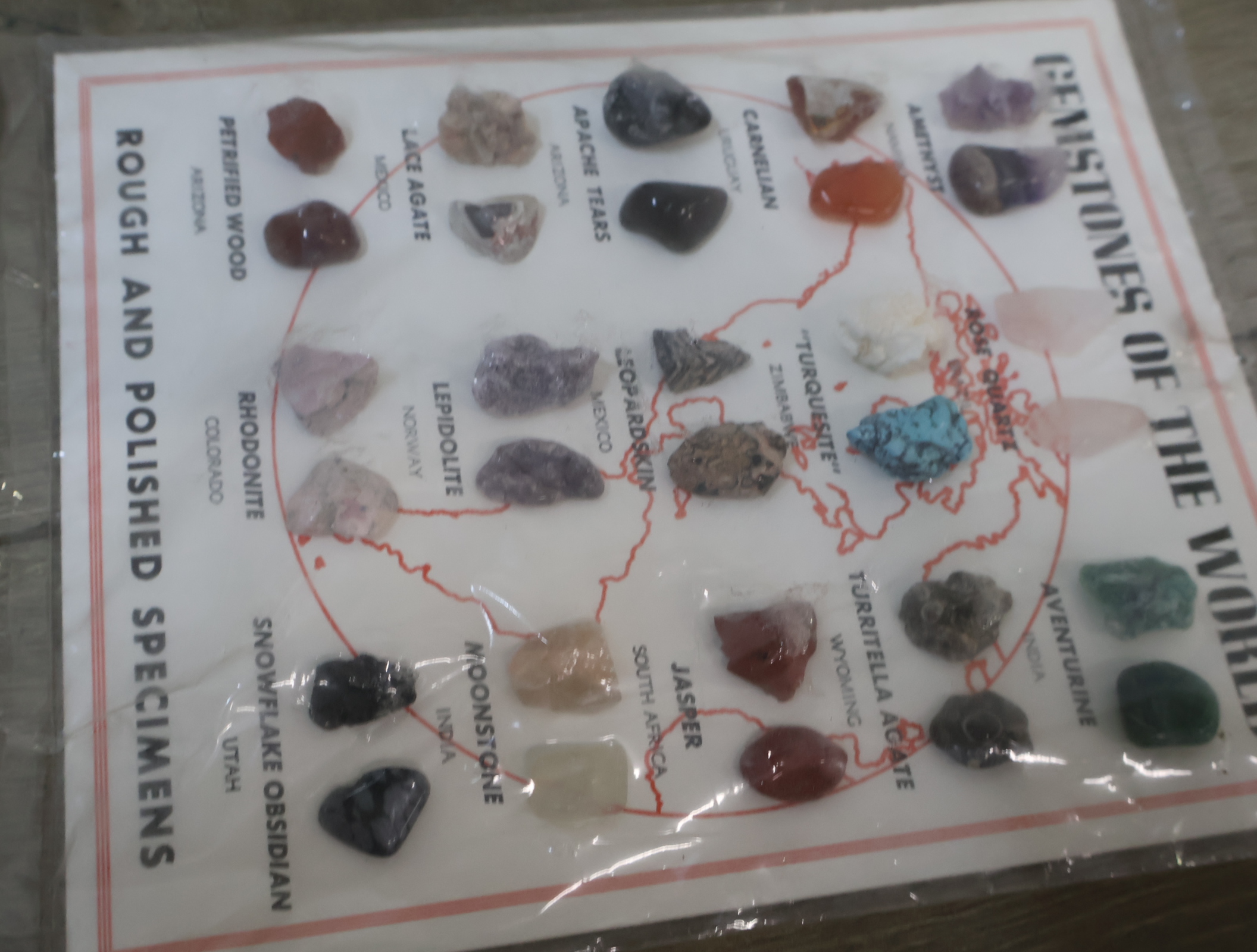 Set ruwe en gepolijste edelstenen met bord Gemstones of the World – foto 8 – kavel bij GSD Auctions, Zoeterwoude