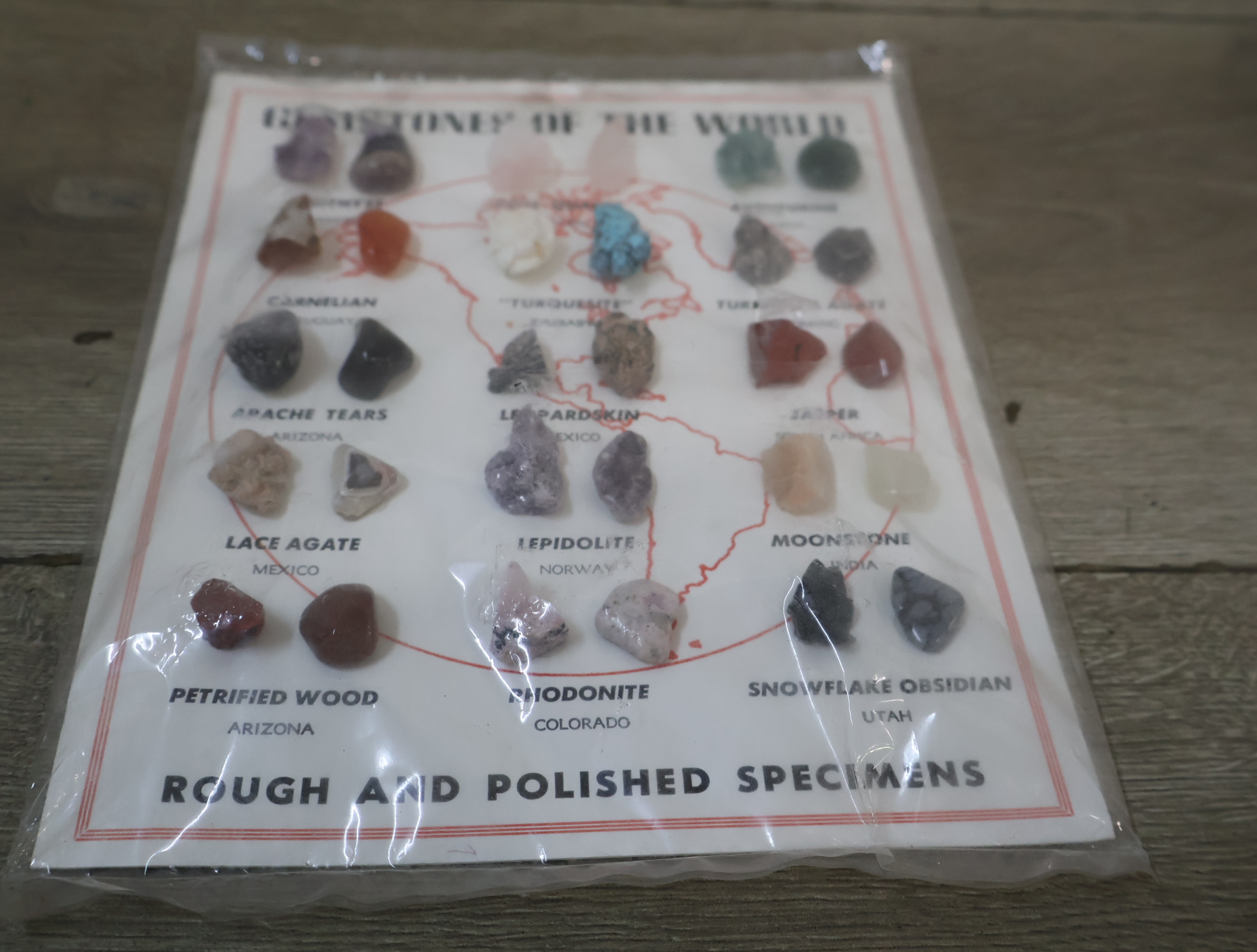 Set ruwe en gepolijste edelstenen met bord Gemstones of the World – foto 10 – kavel bij GSD Auctions, Zoeterwoude