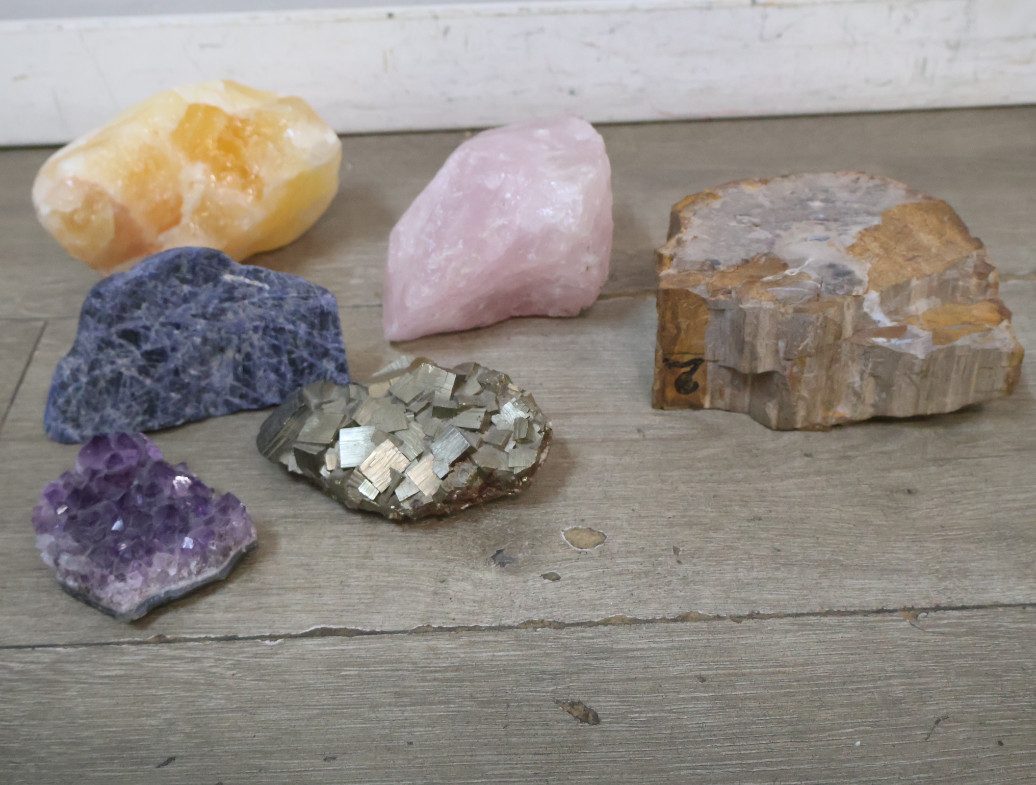 Set ruwe en gepolijste edelstenen met bord Gemstones of the World – foto 13 – kavel bij GSD Auctions, Zoeterwoude