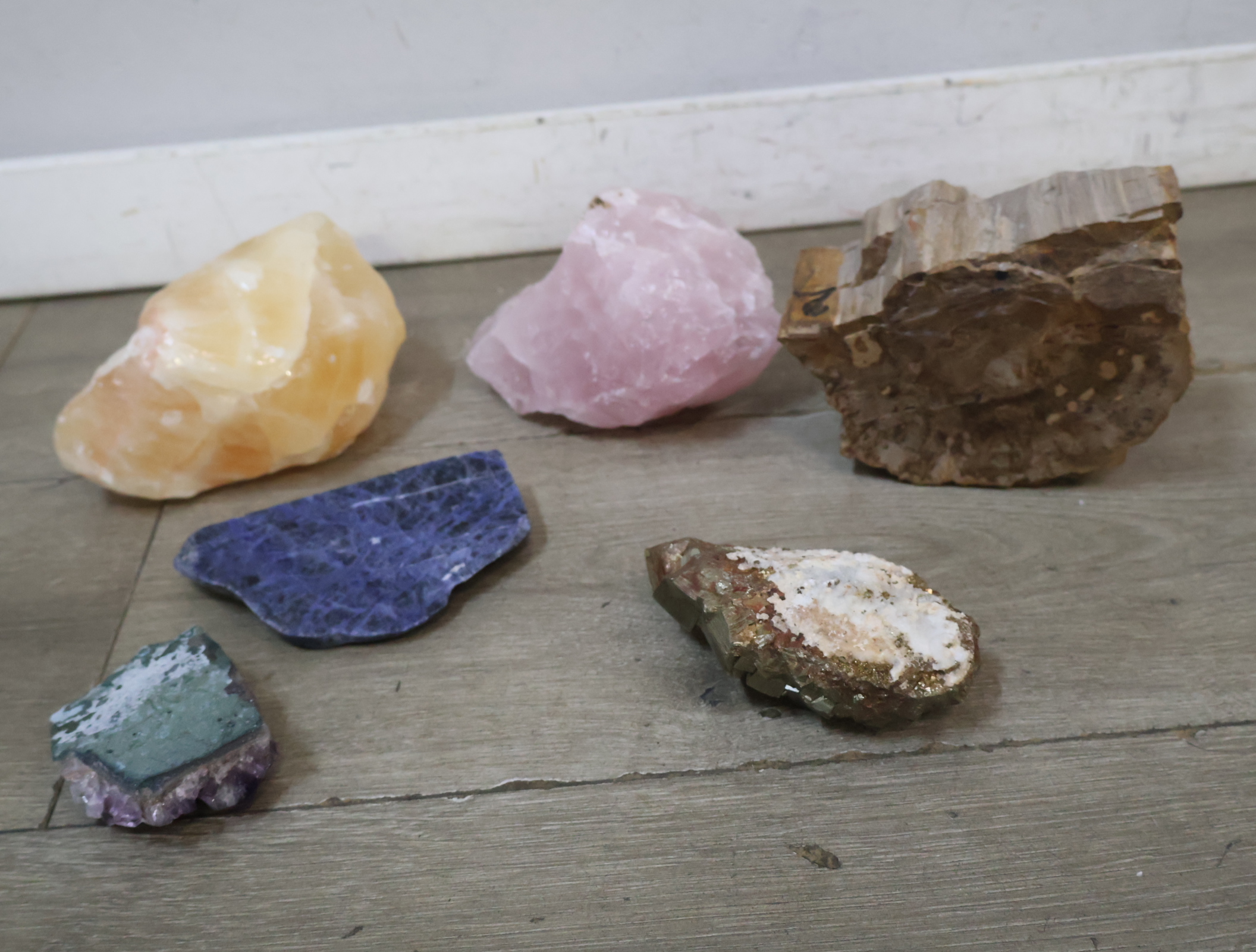 Set ruwe en gepolijste edelstenen met bord Gemstones of the World – foto 14 – kavel bij GSD Auctions, Zoeterwoude