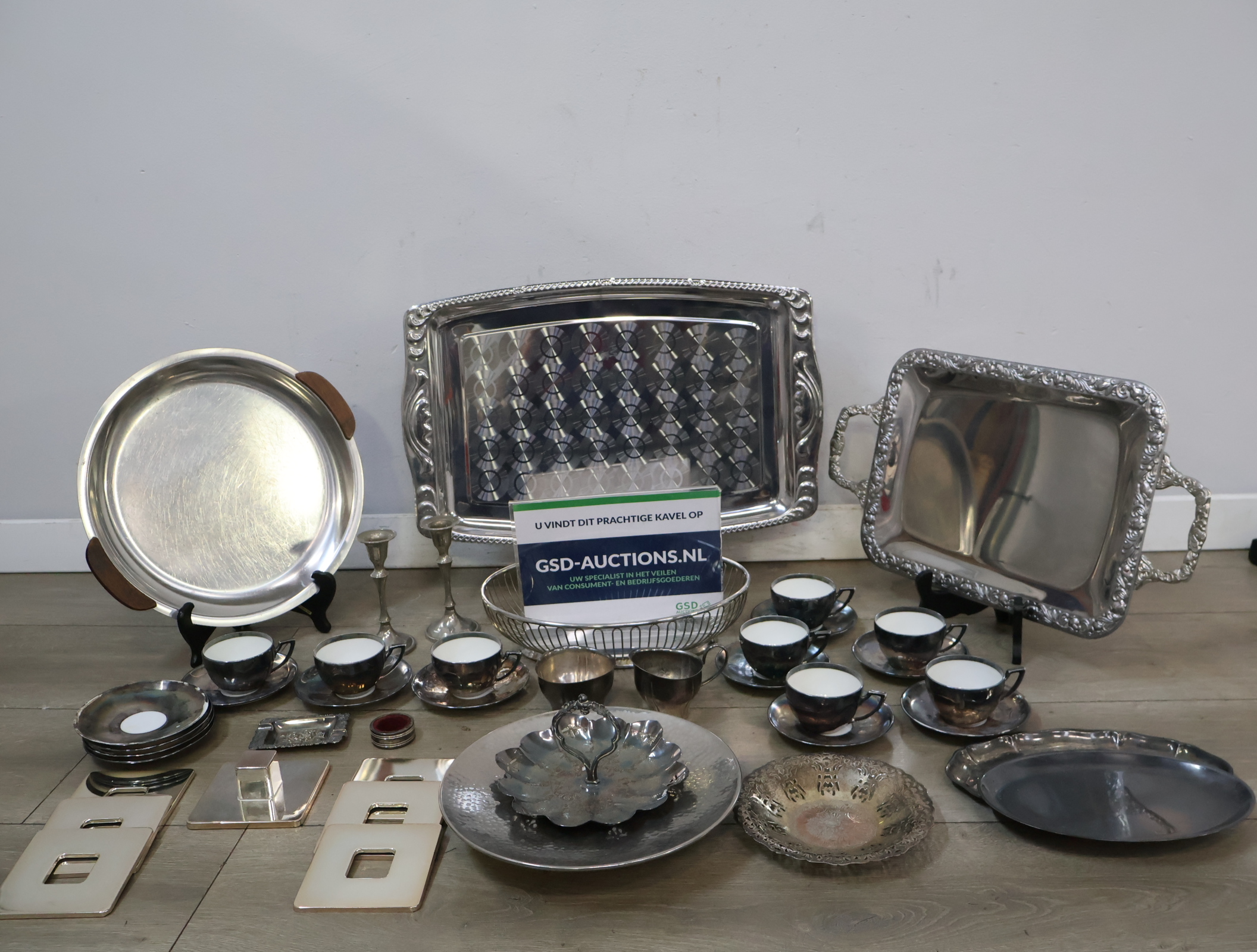 Set zilverkleurig serveerservies en theeservies – foto 2 – kavel bij GSD Auctions, Zoeterwoude