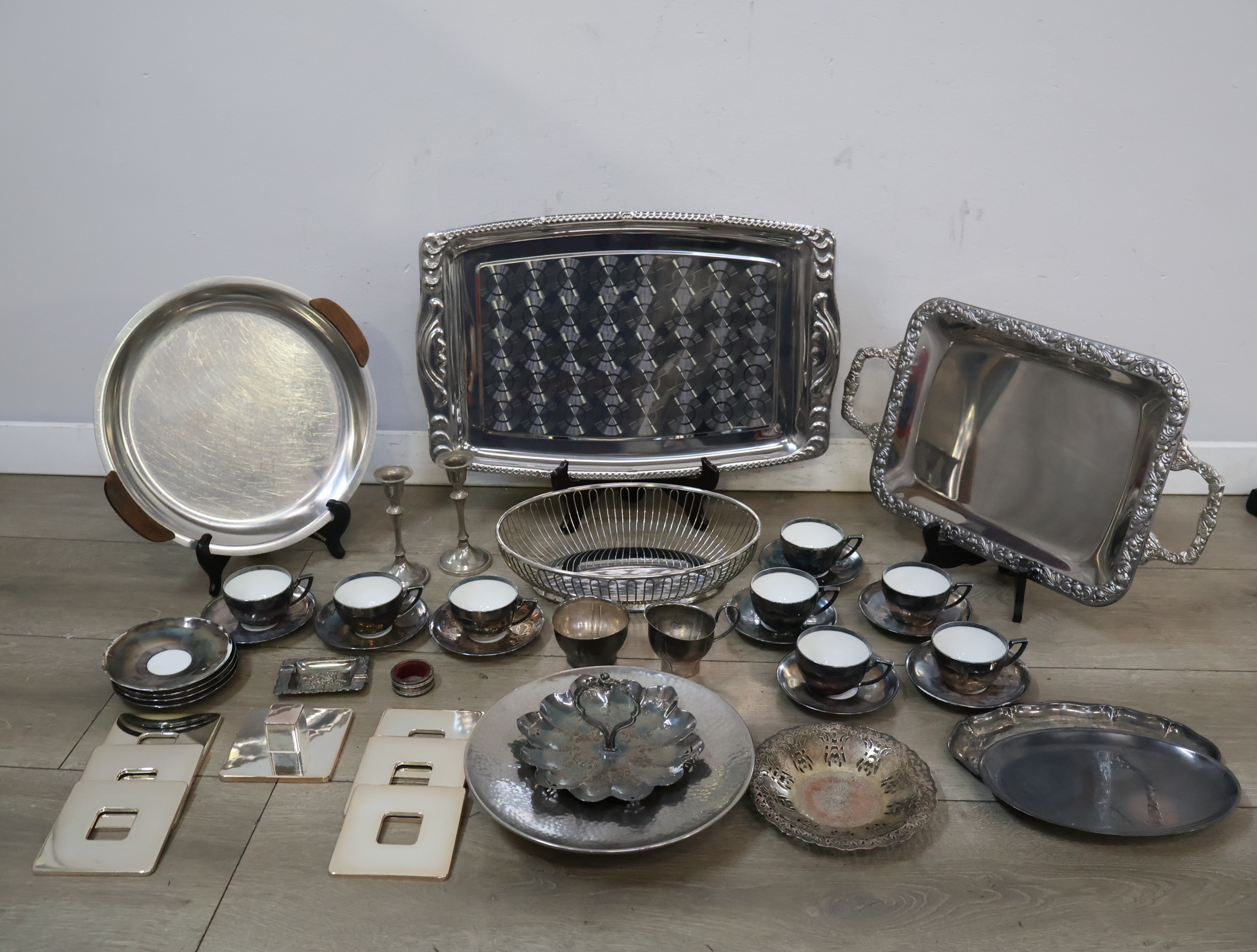 Set zilverkleurig serveerservies en theeservies – foto 3 – kavel bij GSD Auctions, Zoeterwoude