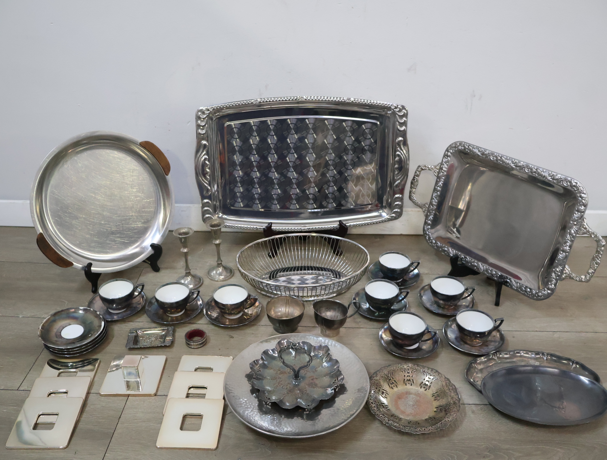 Set zilverkleurig serveerservies en theeservies – foto 4 – kavel bij GSD Auctions, Zoeterwoude