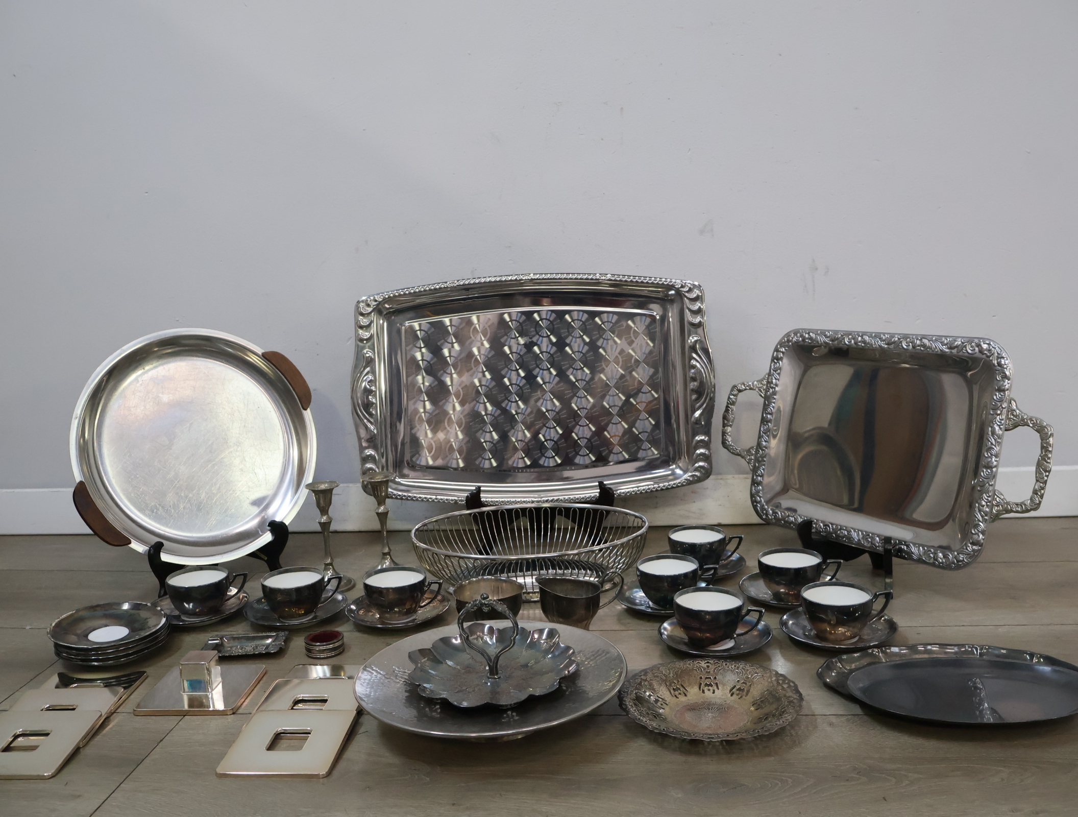Set zilverkleurig serveerservies en theeservies – foto 5 – kavel bij GSD Auctions, Zoeterwoude
