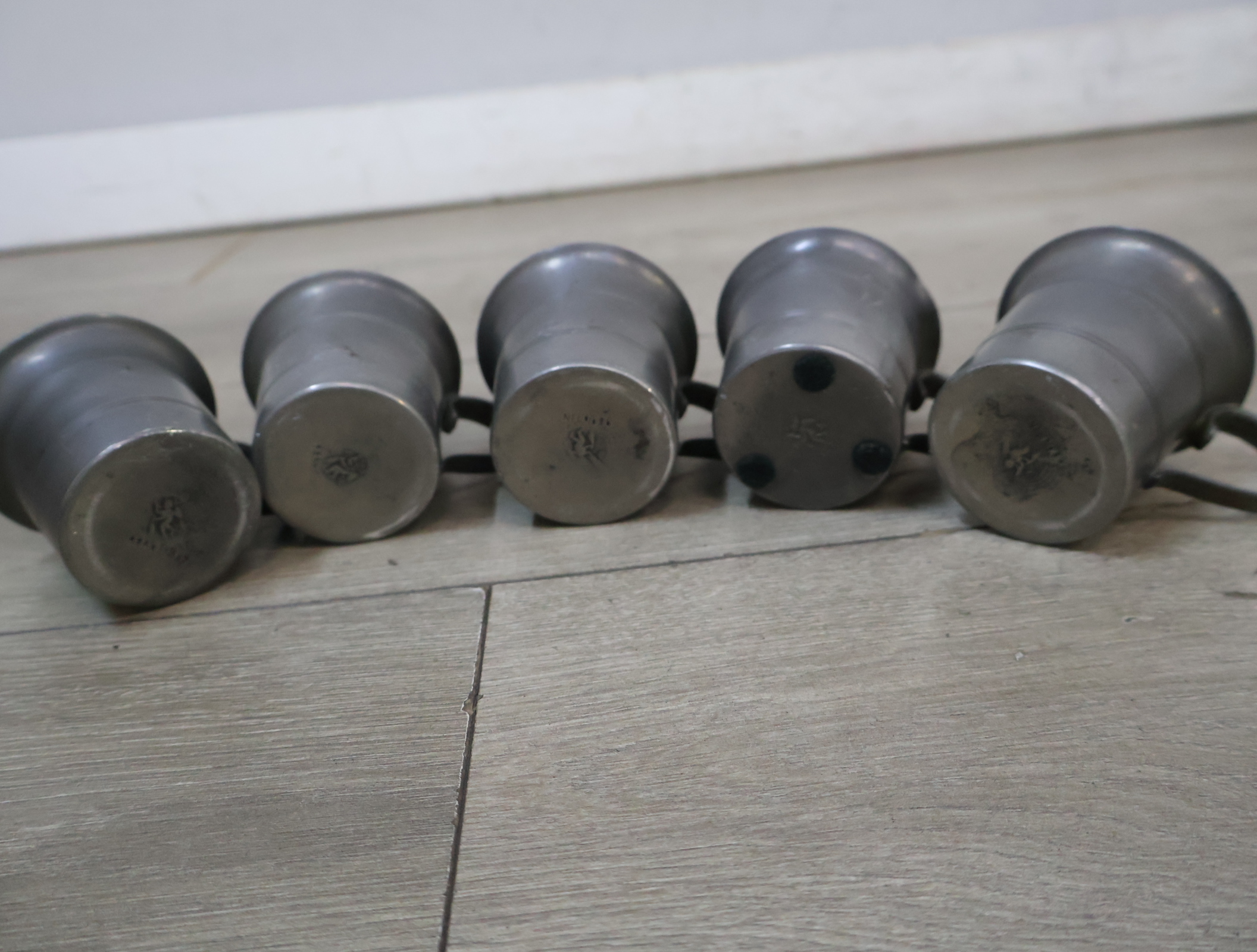 Verzameling verzilverde en tinnen serveer-en drinkgerei – foto 20 – kavel bij GSD Auctions, Zoeterwoude