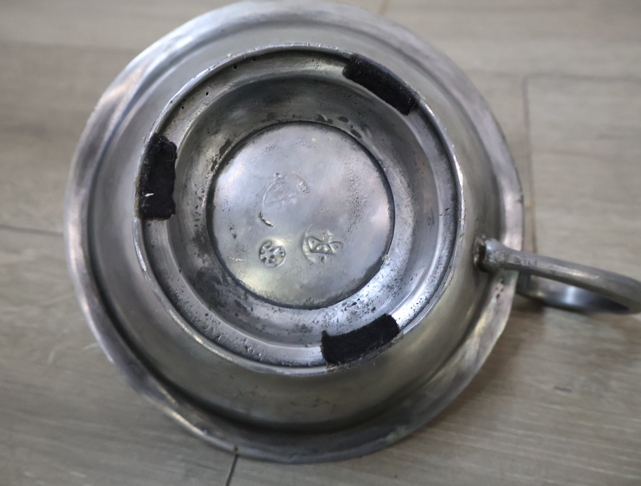 Verzameling verzilverde en tinnen serveer-en drinkgerei – foto 24 – kavel bij GSD Auctions, Zoeterwoude