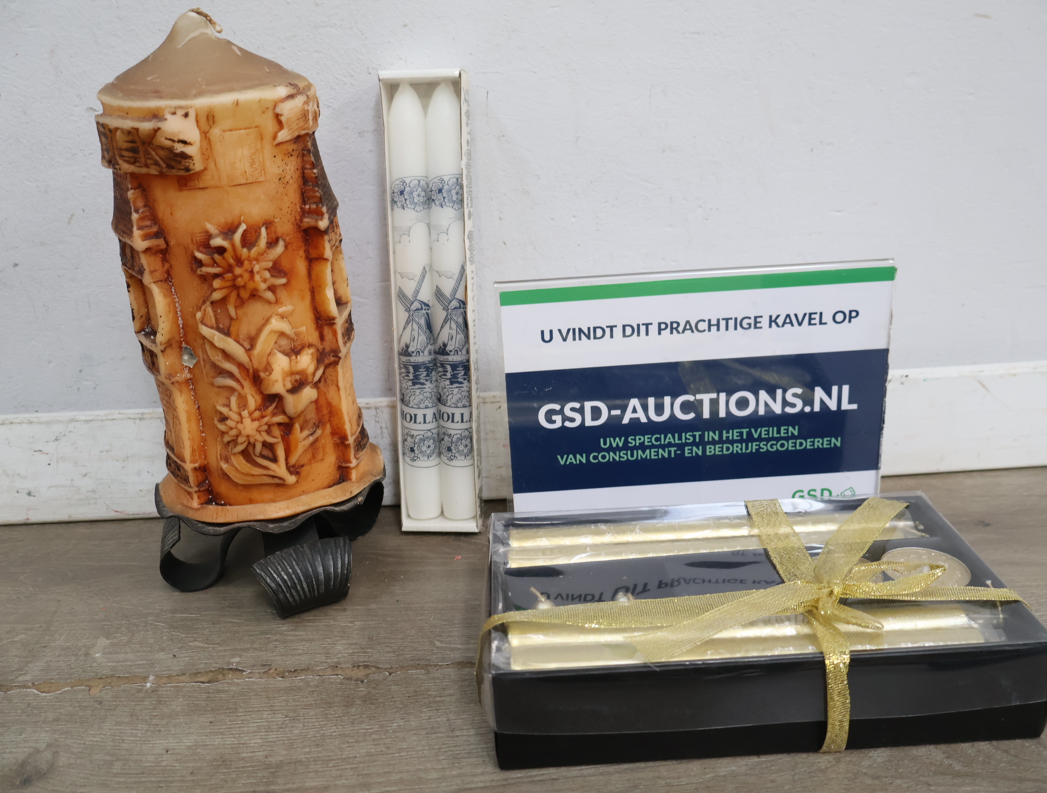 Set kaarsen met Hollandse decoratie en een kaars in vorm van huis – foto 2 – kavel bij GSD Auctions, Zoeterwoude