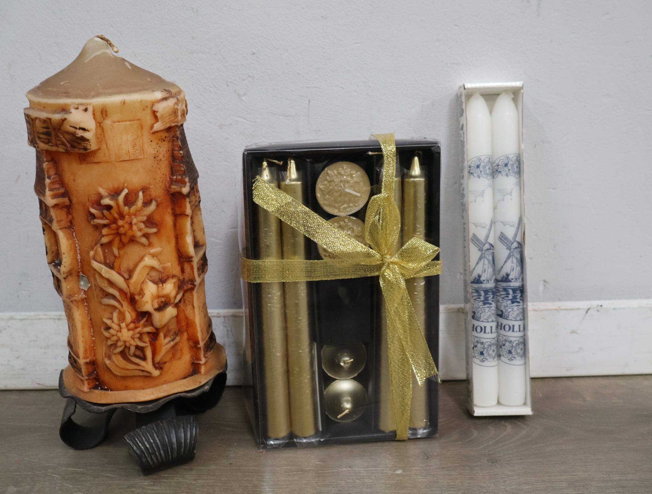 Set kaarsen met Hollandse decoratie en een kaars in vorm van huis – foto 3 – kavel bij GSD Auctions, Zoeterwoude