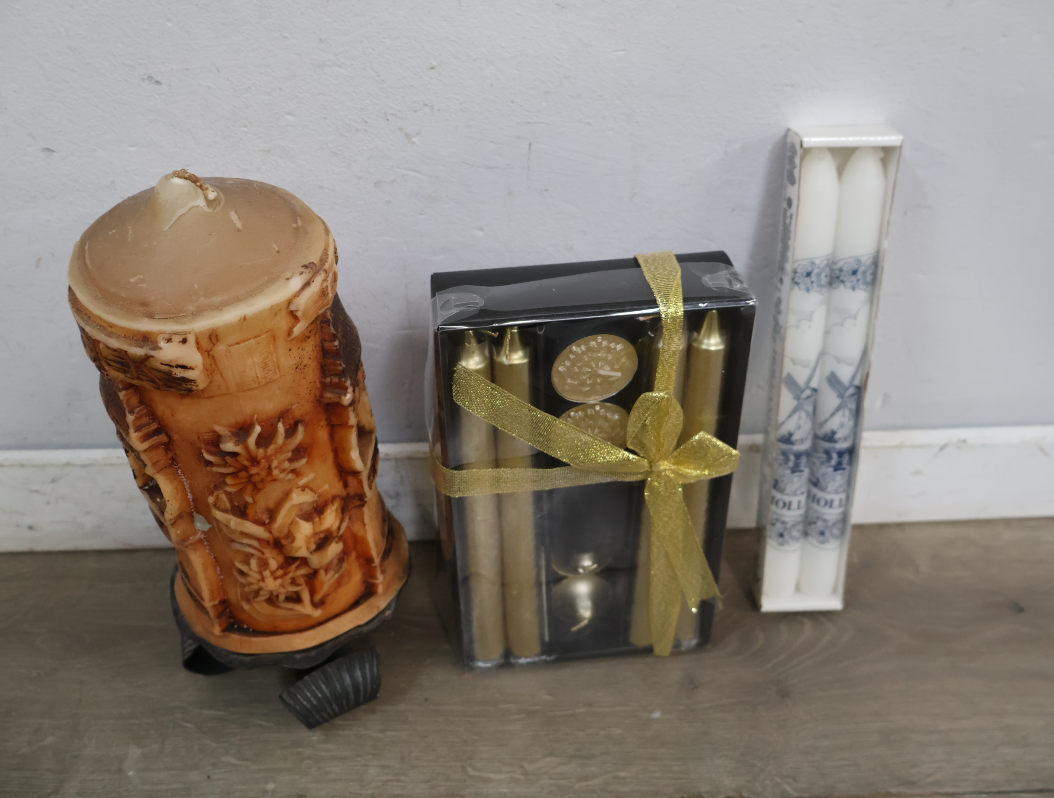Set kaarsen met Hollandse decoratie en een kaars in vorm van huis – foto 4 – kavel bij GSD Auctions, Zoeterwoude