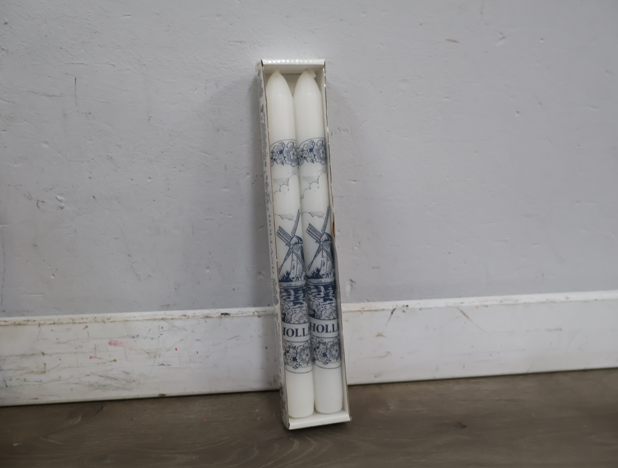 Set kaarsen met Hollandse decoratie en een kaars in vorm van huis – foto 7 – kavel bij GSD Auctions, Zoeterwoude