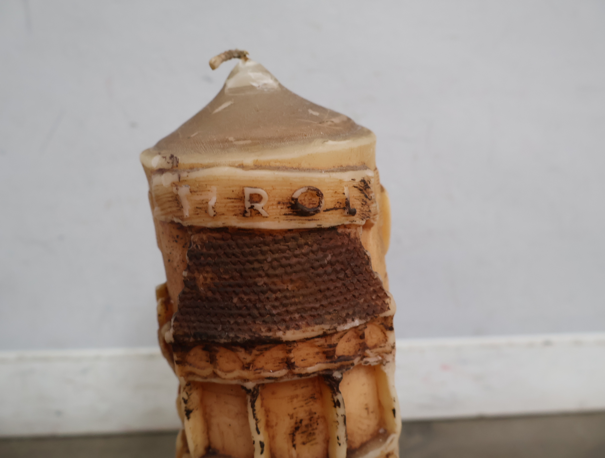 Set kaarsen met Hollandse decoratie en een kaars in vorm van huis – foto 13 – kavel bij GSD Auctions, Zoeterwoude