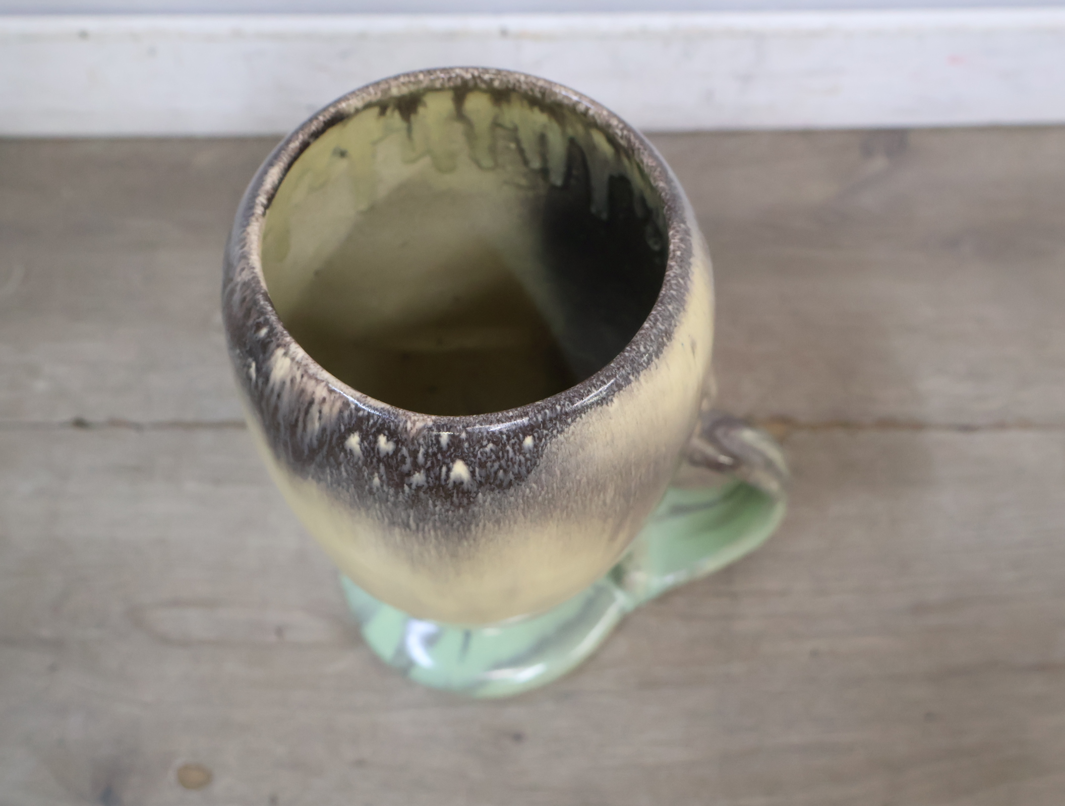 Keramische vaas met groene voet en bruin-beige glazuur – foto 5 – kavel bij GSD Auctions, Zoeterwoude