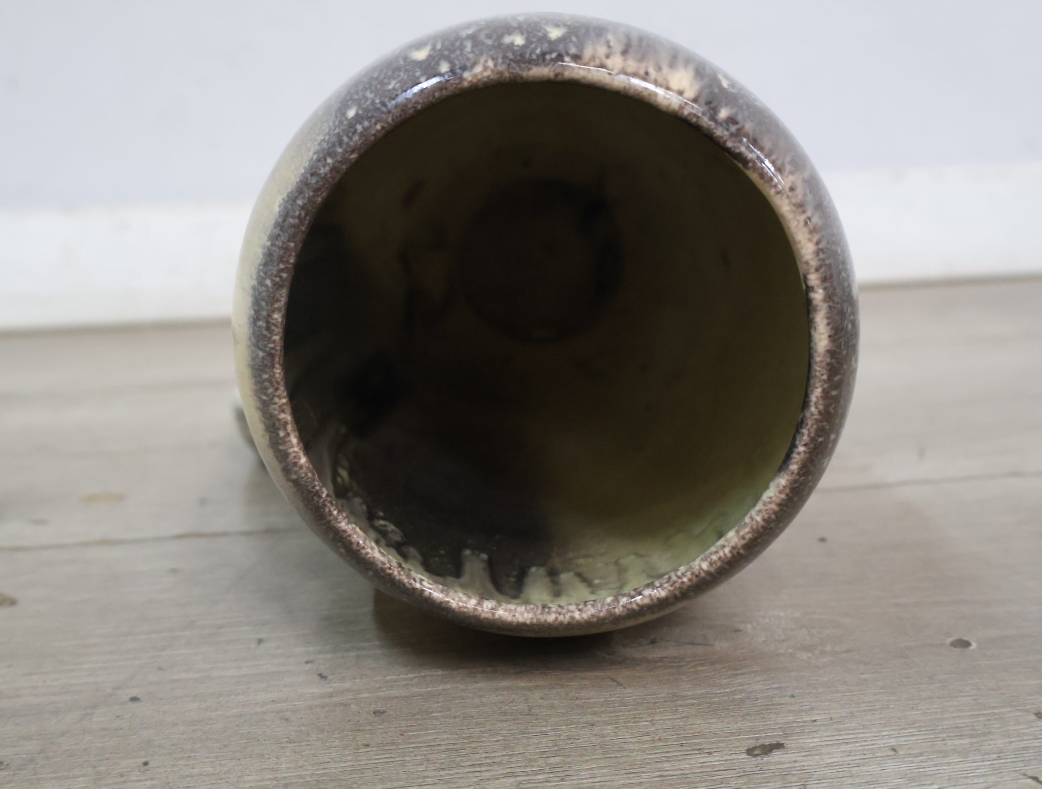 Keramische vaas met groene voet en bruin-beige glazuur – foto 15 – kavel bij GSD Auctions, Zoeterwoude