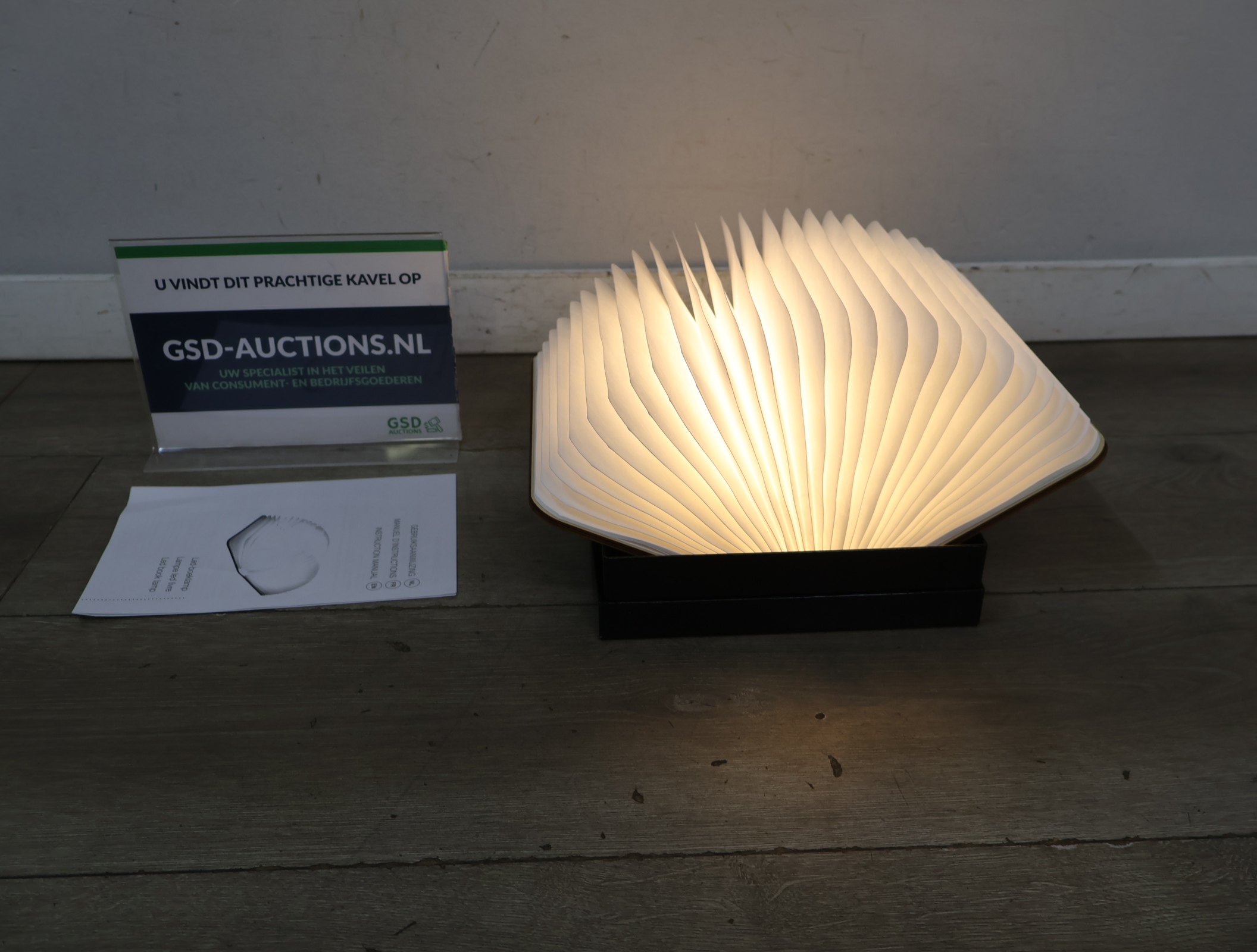 Opengevouwen boeklamp design – foto 2 – kavel bij GSD Auctions, Zoeterwoude