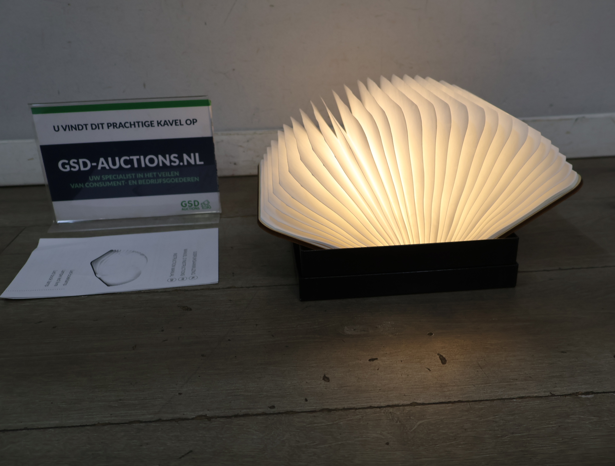 Opengevouwen boeklamp design – foto 3 – kavel bij GSD Auctions, Zoeterwoude