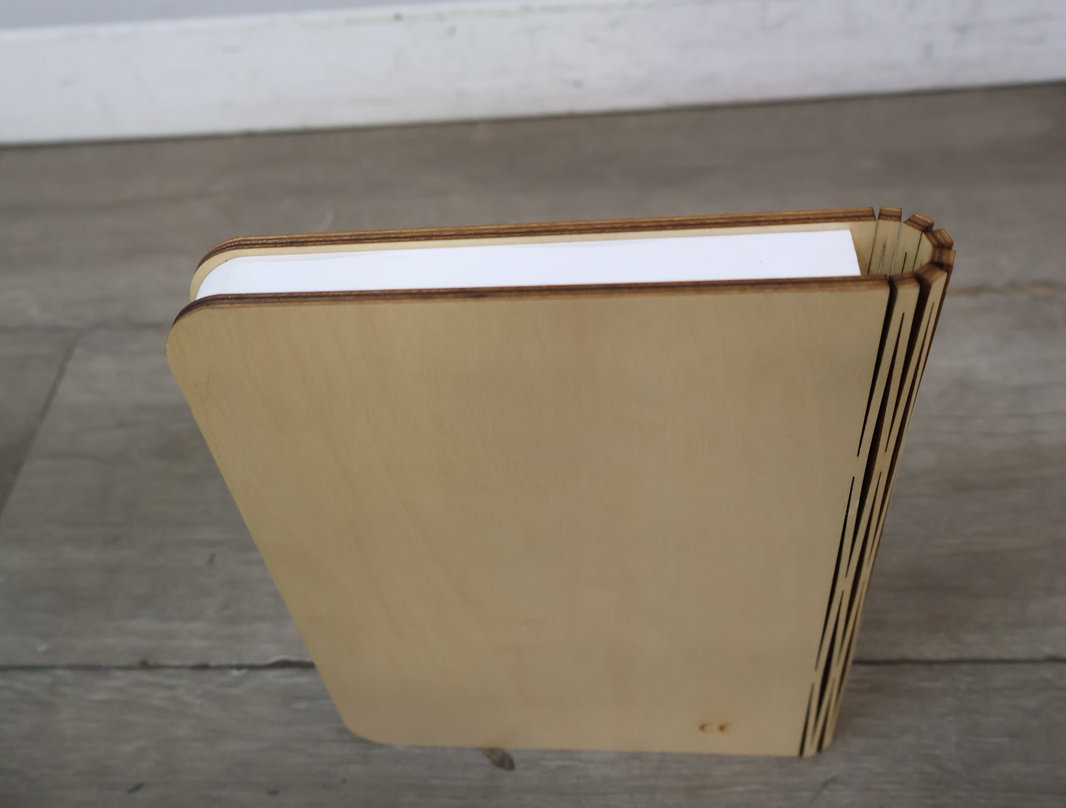 Opengevouwen boeklamp design – foto 13 – kavel bij GSD Auctions, Zoeterwoude