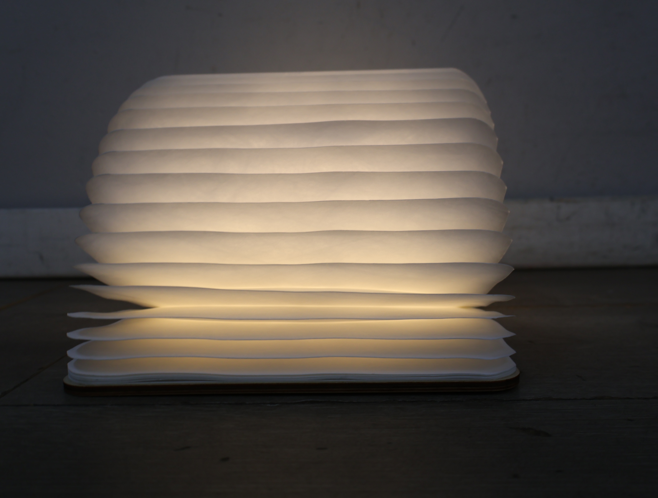 Opengevouwen boeklamp design – foto 17 – kavel bij GSD Auctions, Zoeterwoude