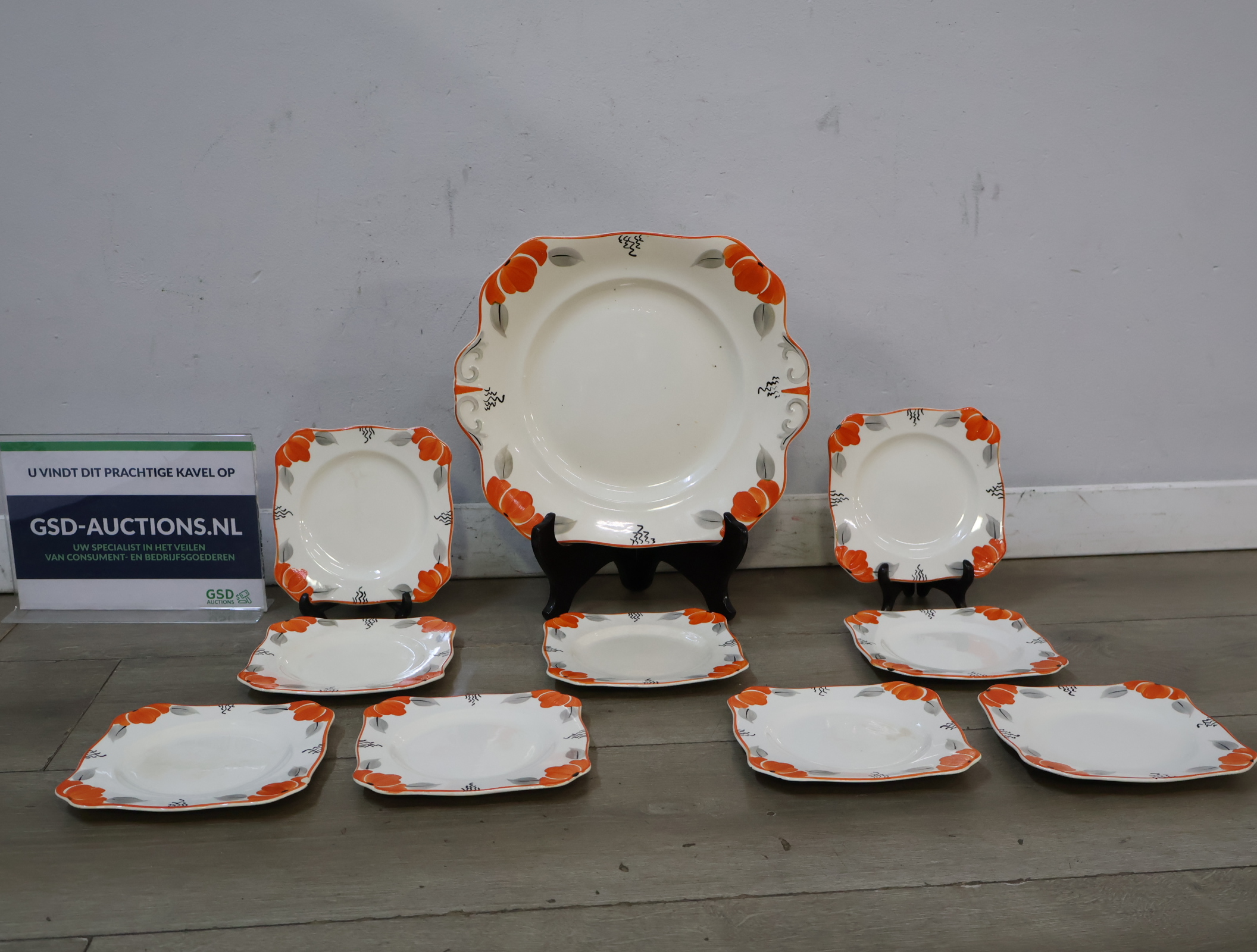 Serviesset met oranje bloemendecoratie – foto 2 – kavel bij GSD Auctions, Zoeterwoude