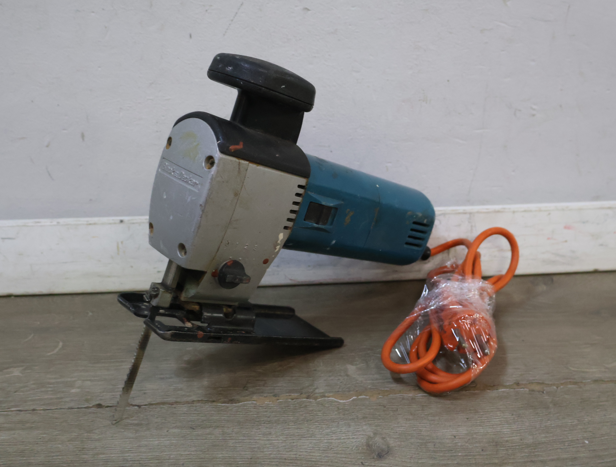 Blauwe elektrische decoupeerzaag black & decker – foto 3 – kavel bij GSD Auctions, Zoeterwoude