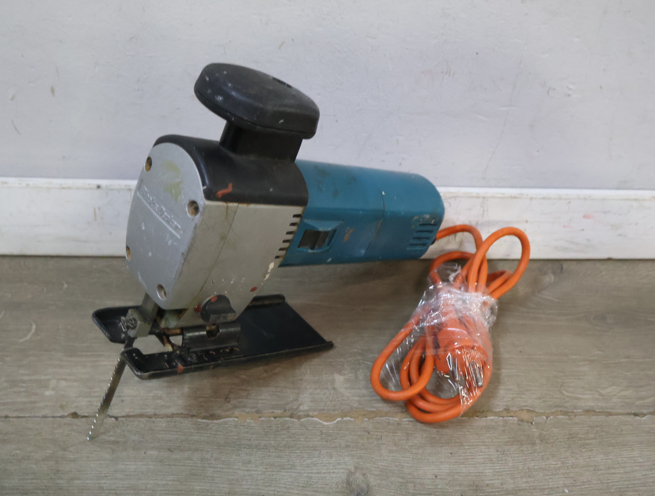 Blauwe elektrische decoupeerzaag black & decker – foto 4 – kavel bij GSD Auctions, Zoeterwoude