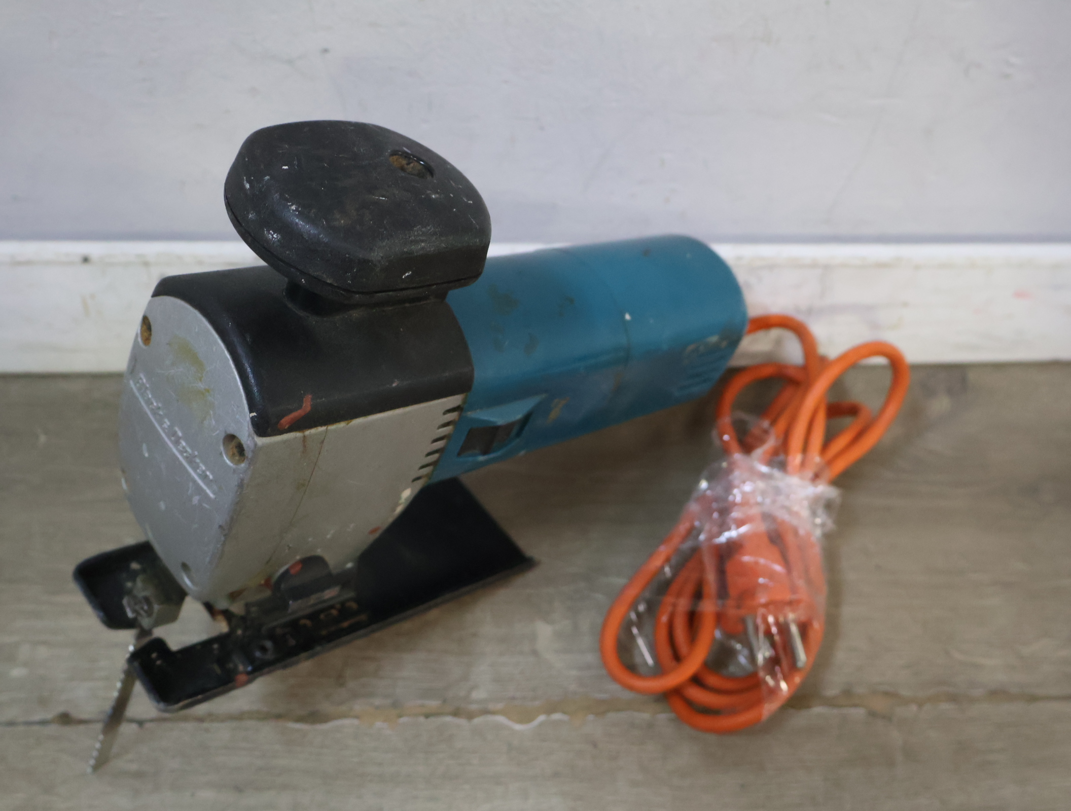 Blauwe elektrische decoupeerzaag black & decker – foto 5 – kavel bij GSD Auctions, Zoeterwoude
