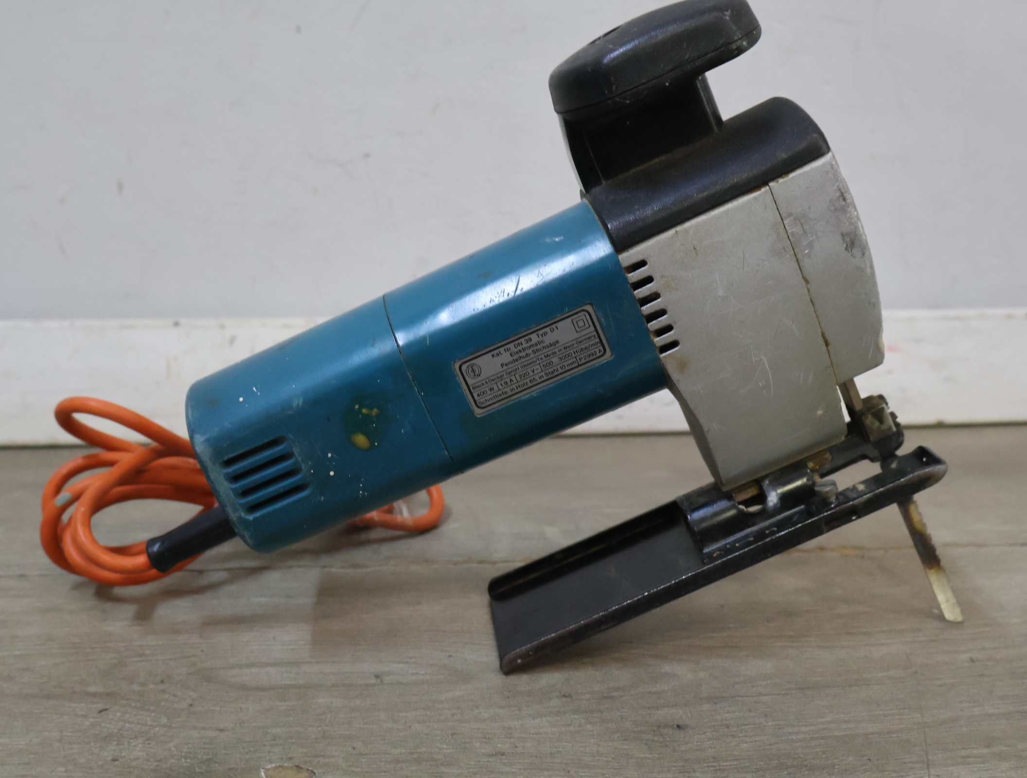 Blauwe elektrische decoupeerzaag black & decker – foto 8 – kavel bij GSD Auctions, Zoeterwoude