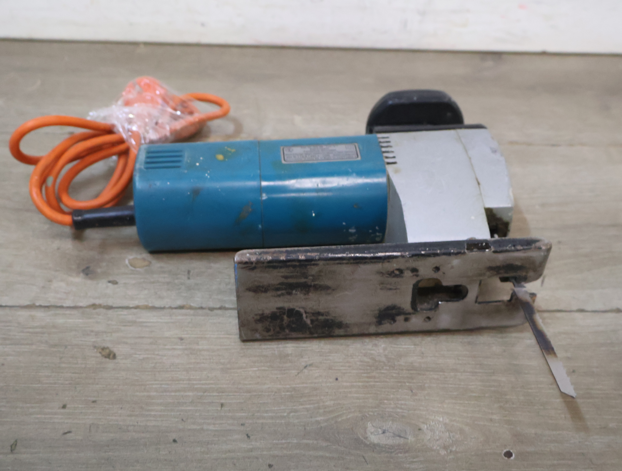 Blauwe elektrische decoupeerzaag black & decker – foto 10 – kavel bij GSD Auctions, Zoeterwoude