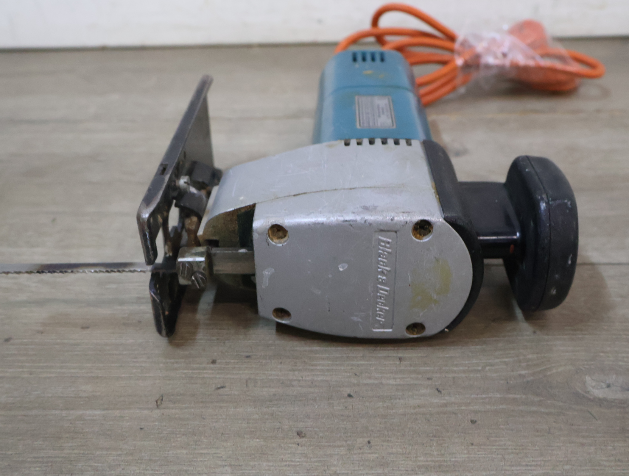 Blauwe elektrische decoupeerzaag black & decker – foto 11 – kavel bij GSD Auctions, Zoeterwoude