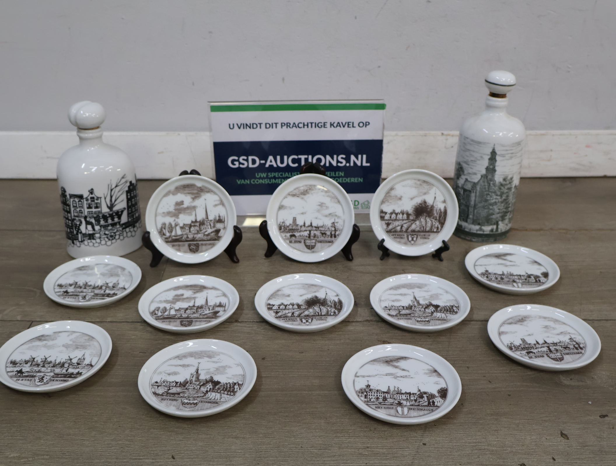 Set Delfts blauwe borden en kruikjes met Nederlandse stadsgezichten – foto 2 – kavel bij GSD Auctions, Zoeterwoude