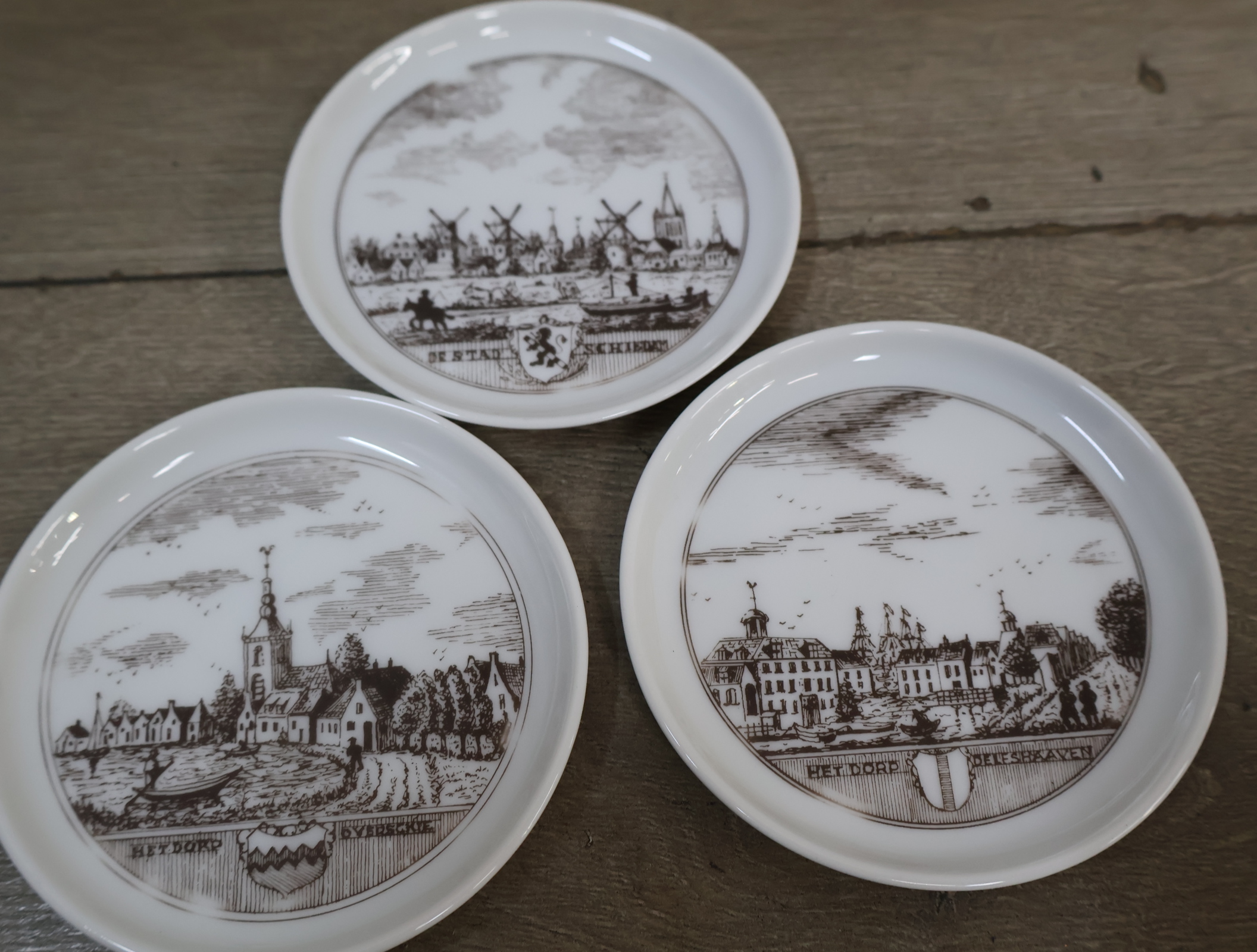 Set Delfts blauwe borden en kruikjes met Nederlandse stadsgezichten – foto 6 – kavel bij GSD Auctions, Zoeterwoude