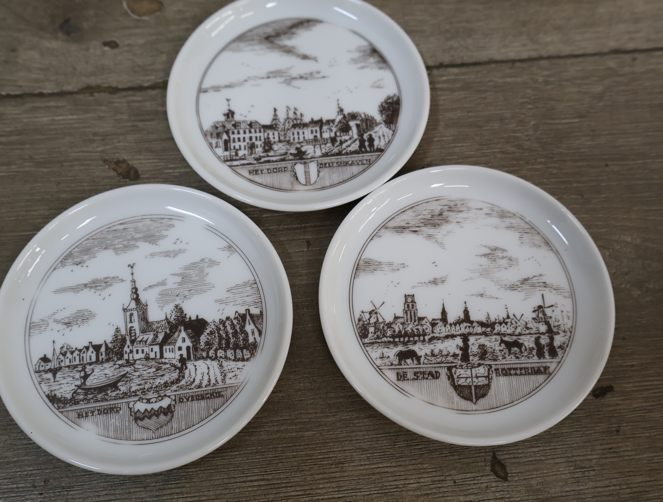 Set Delfts blauwe borden en kruikjes met Nederlandse stadsgezichten – foto 8 – kavel bij GSD Auctions, Zoeterwoude