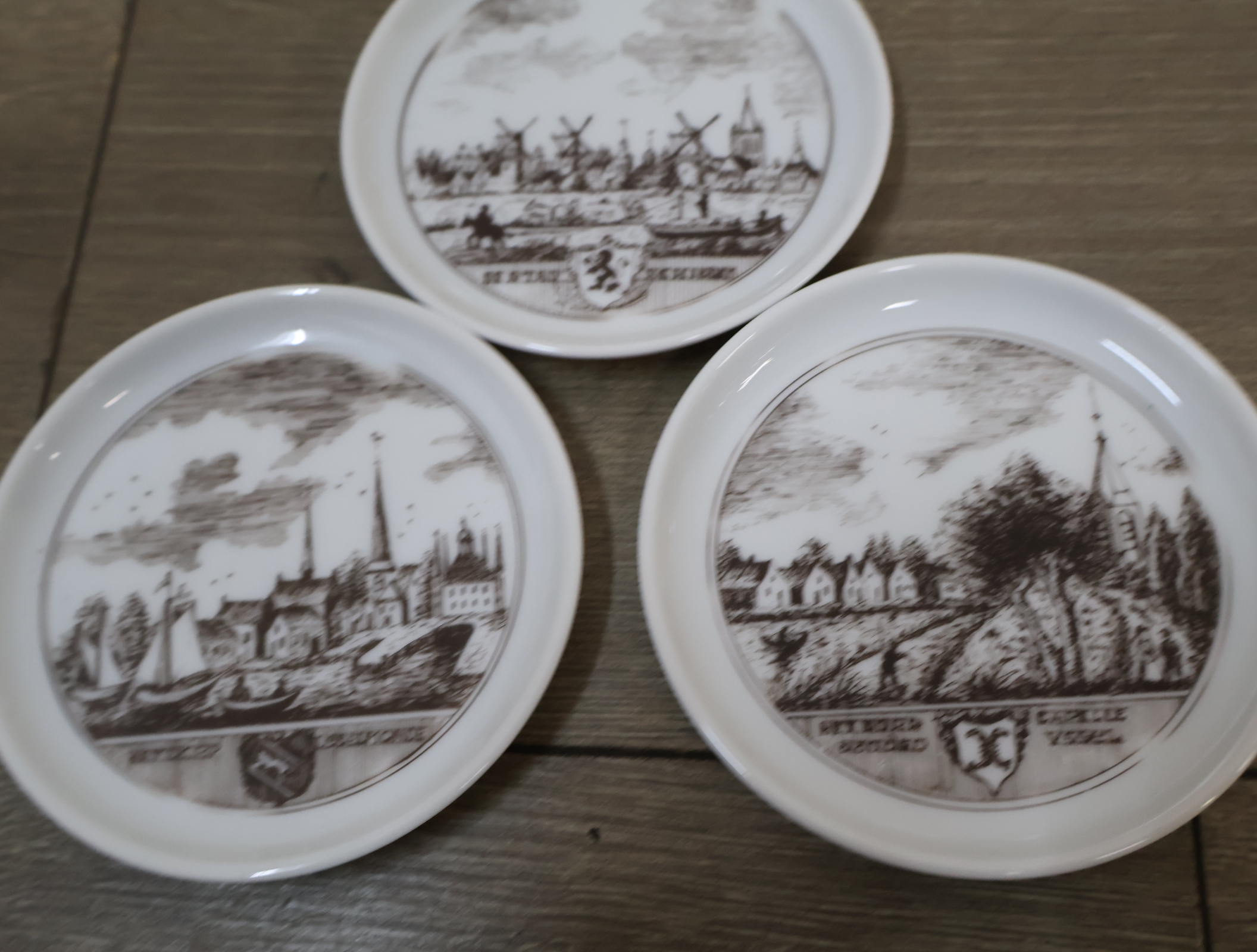 Set Delfts blauwe borden en kruikjes met Nederlandse stadsgezichten – foto 10 – kavel bij GSD Auctions, Zoeterwoude