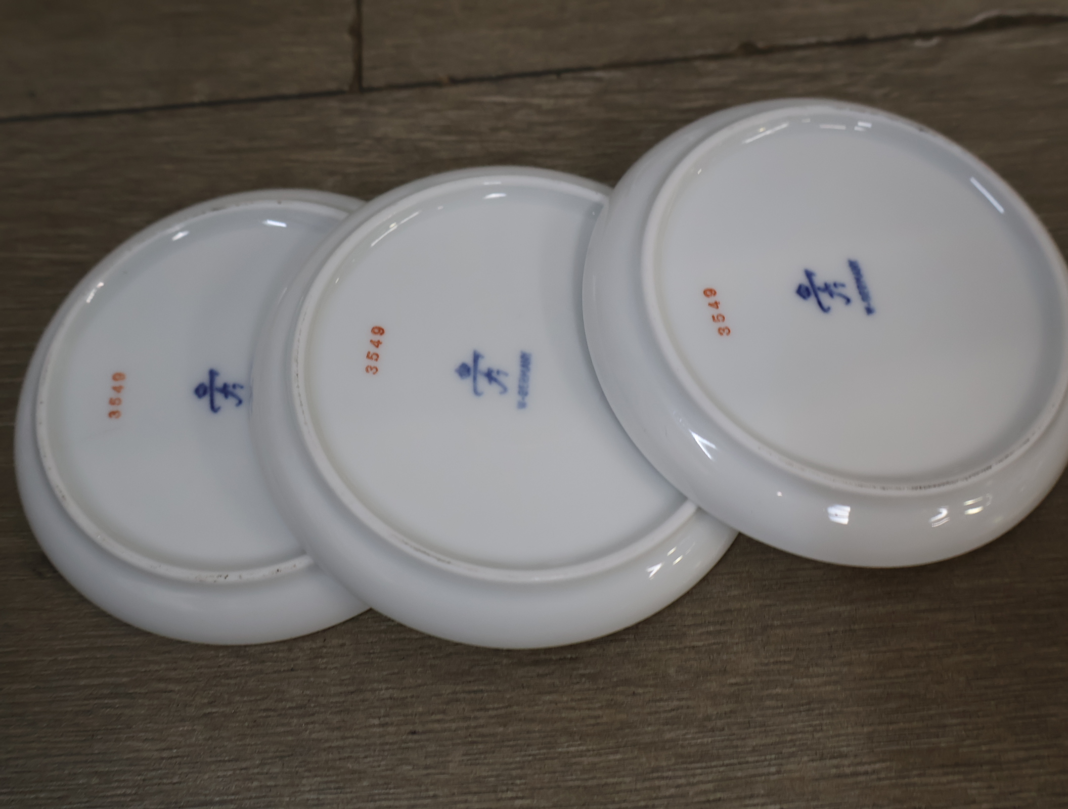 Set Delfts blauwe borden en kruikjes met Nederlandse stadsgezichten – foto 11 – kavel bij GSD Auctions, Zoeterwoude