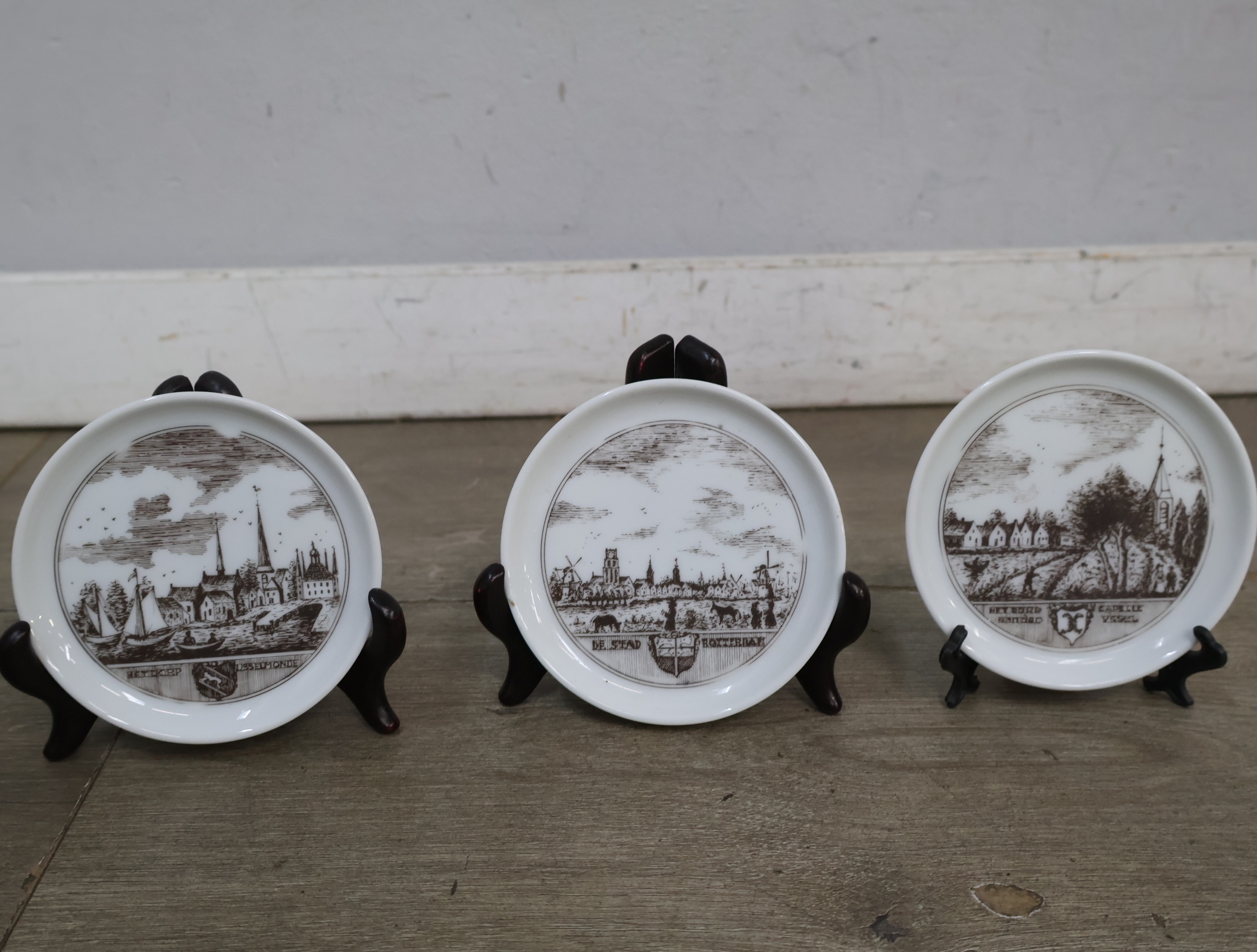 Set Delfts blauwe borden en kruikjes met Nederlandse stadsgezichten – foto 12 – kavel bij GSD Auctions, Zoeterwoude