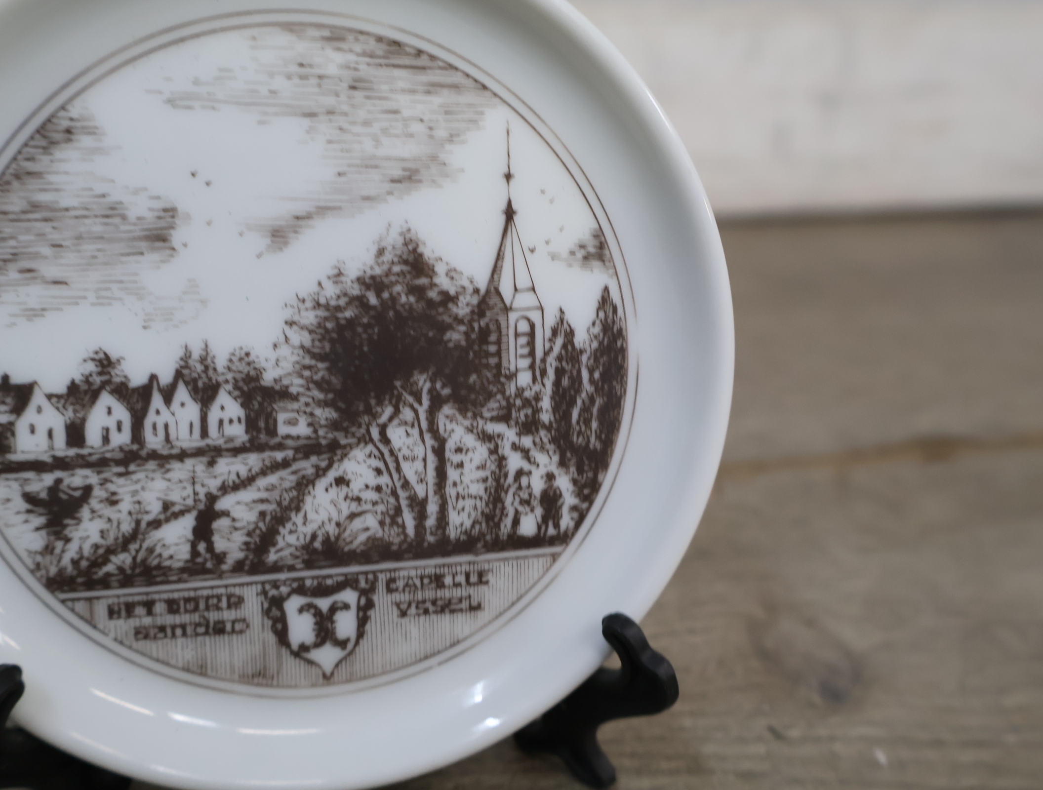Set Delfts blauwe borden en kruikjes met Nederlandse stadsgezichten – foto 13 – kavel bij GSD Auctions, Zoeterwoude