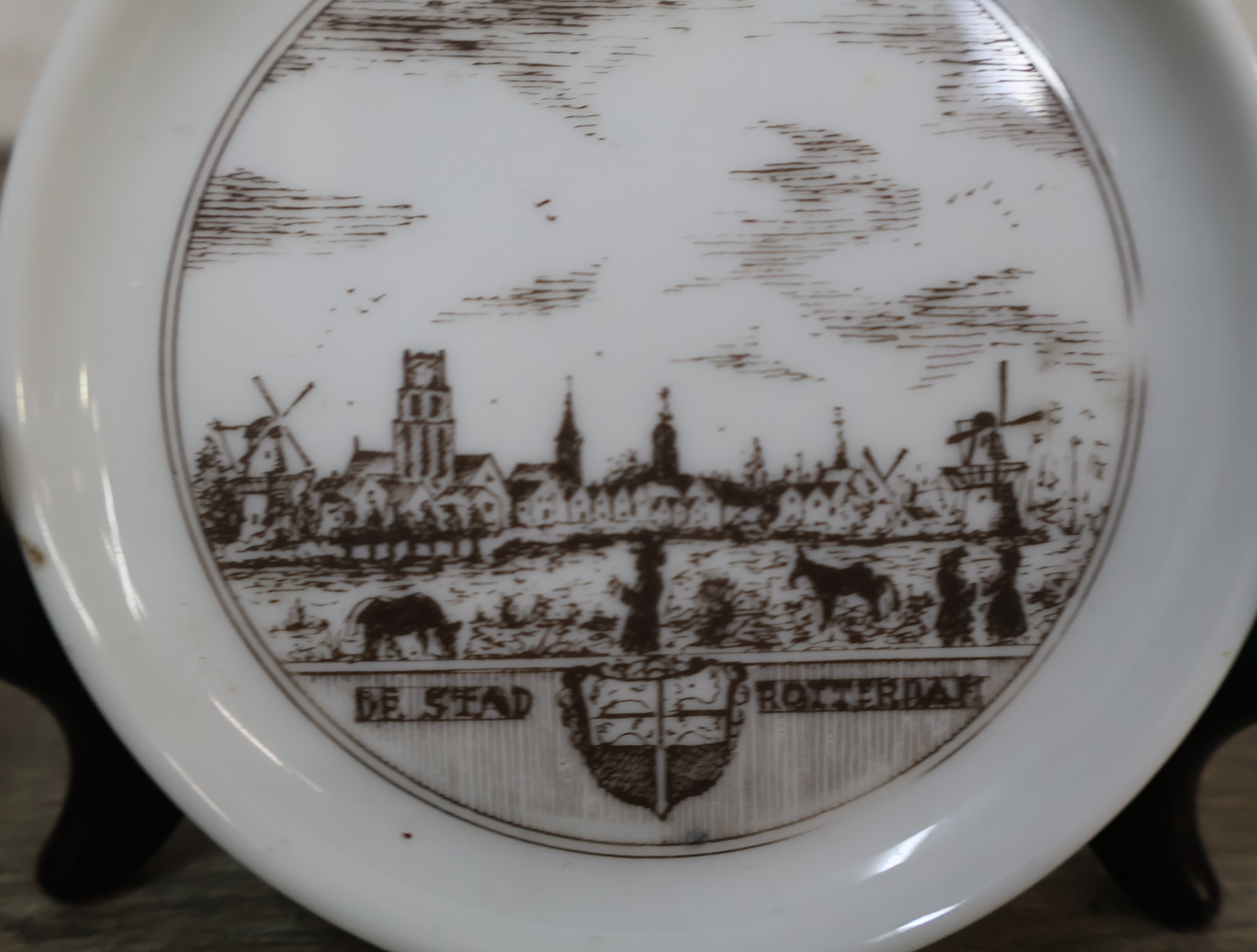 Set Delfts blauwe borden en kruikjes met Nederlandse stadsgezichten – foto 14 – kavel bij GSD Auctions, Zoeterwoude