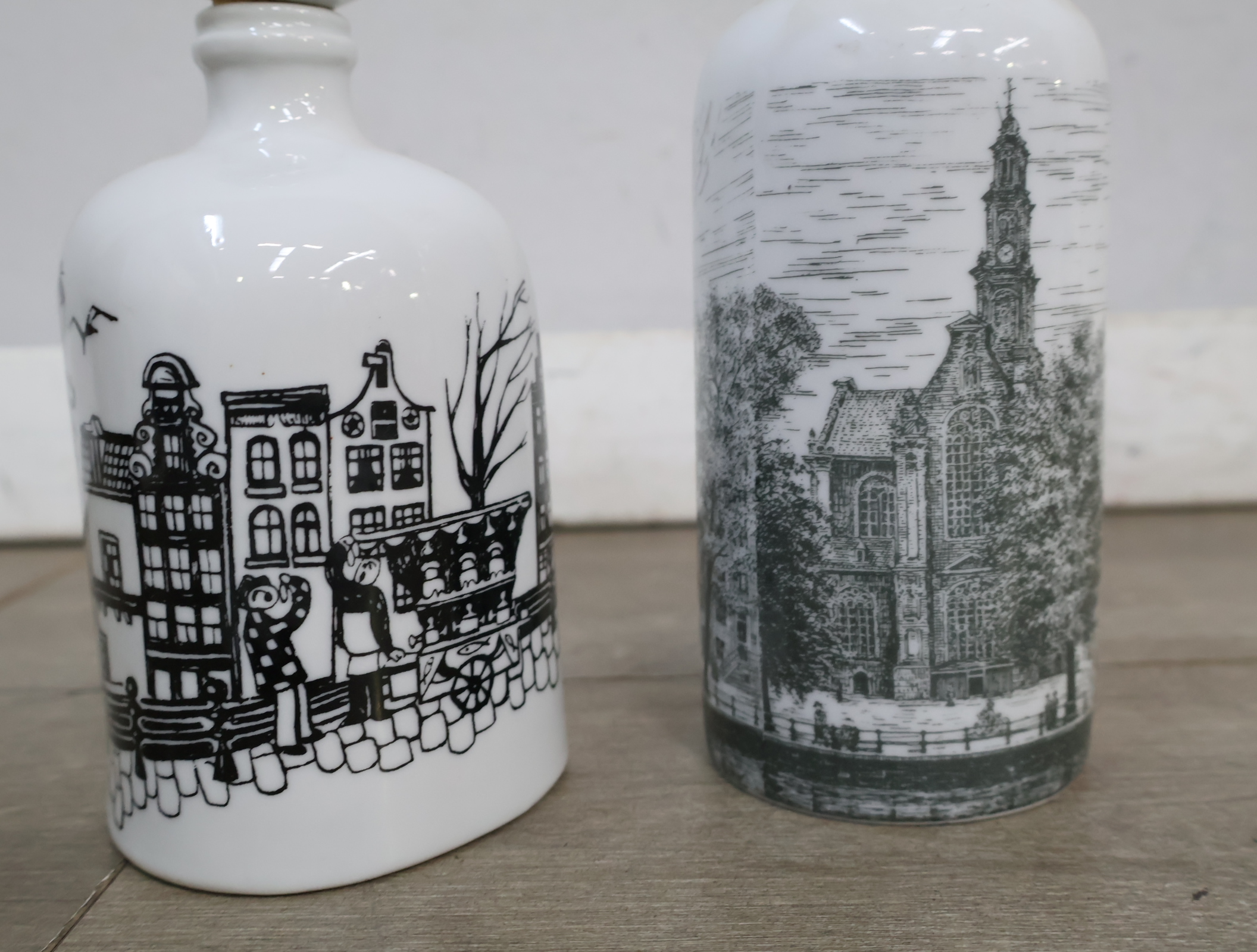 Set Delfts blauwe borden en kruikjes met Nederlandse stadsgezichten – foto 15 – kavel bij GSD Auctions, Zoeterwoude