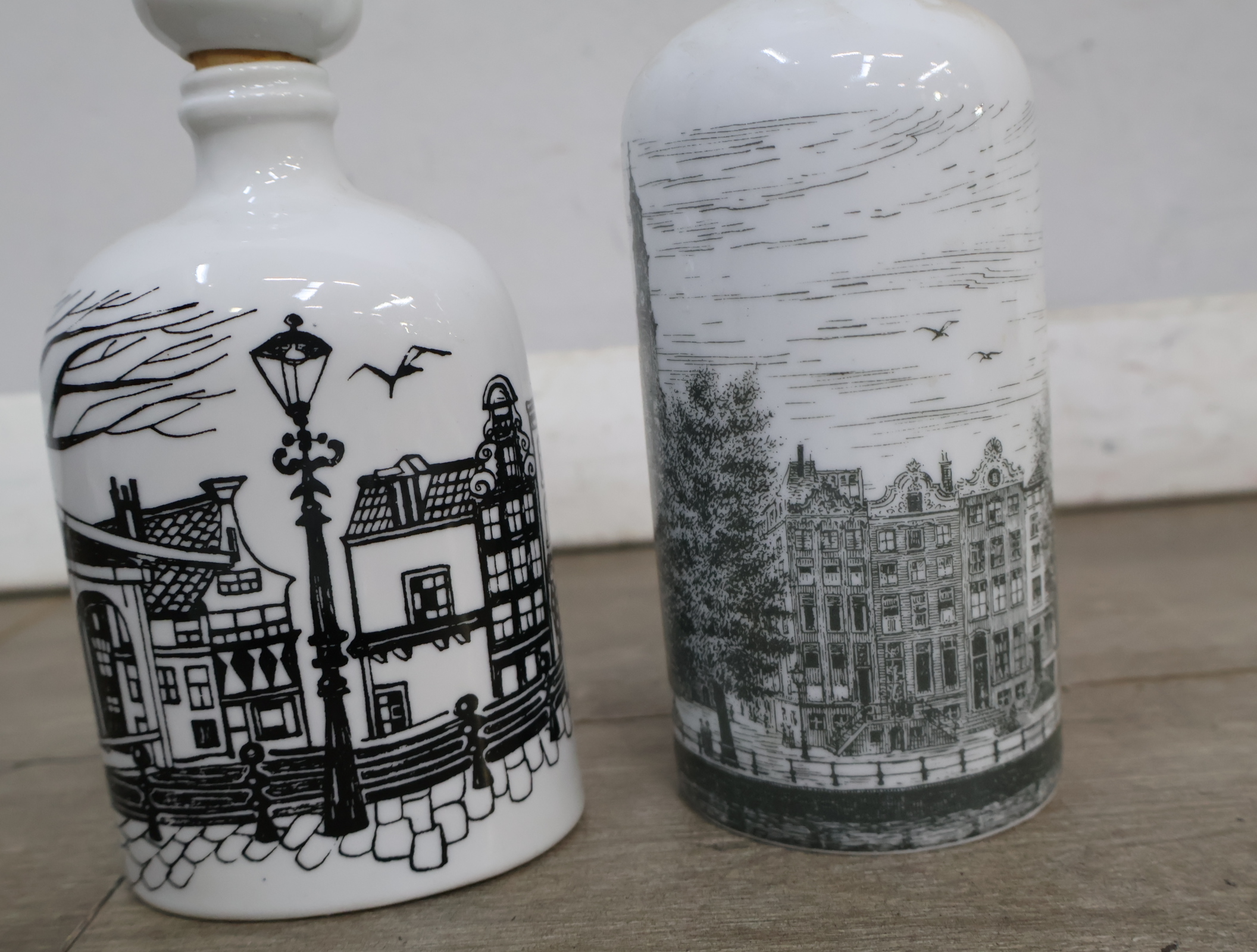 Set Delfts blauwe borden en kruikjes met Nederlandse stadsgezichten – foto 16 – kavel bij GSD Auctions, Zoeterwoude
