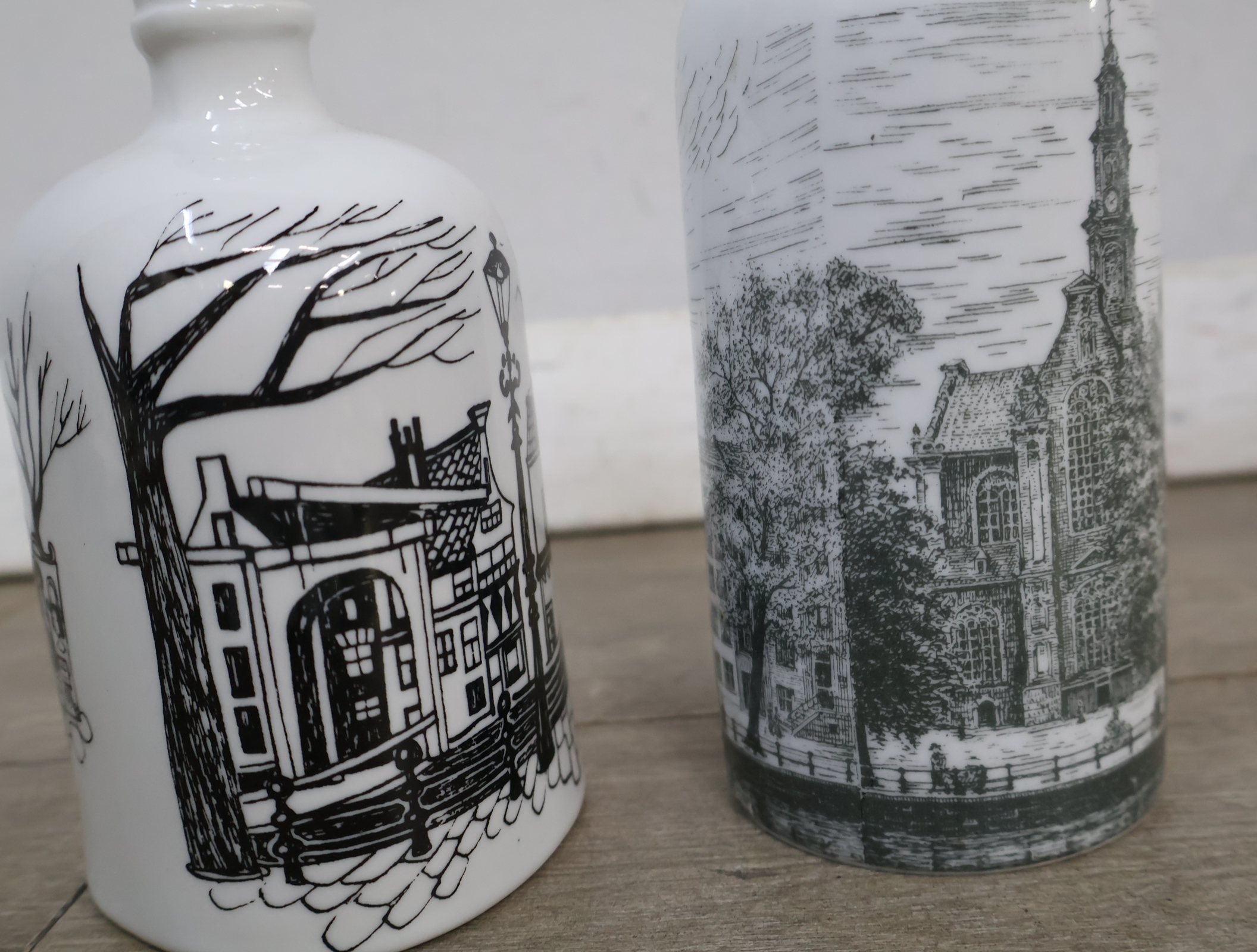 Set Delfts blauwe borden en kruikjes met Nederlandse stadsgezichten – foto 17 – kavel bij GSD Auctions, Zoeterwoude