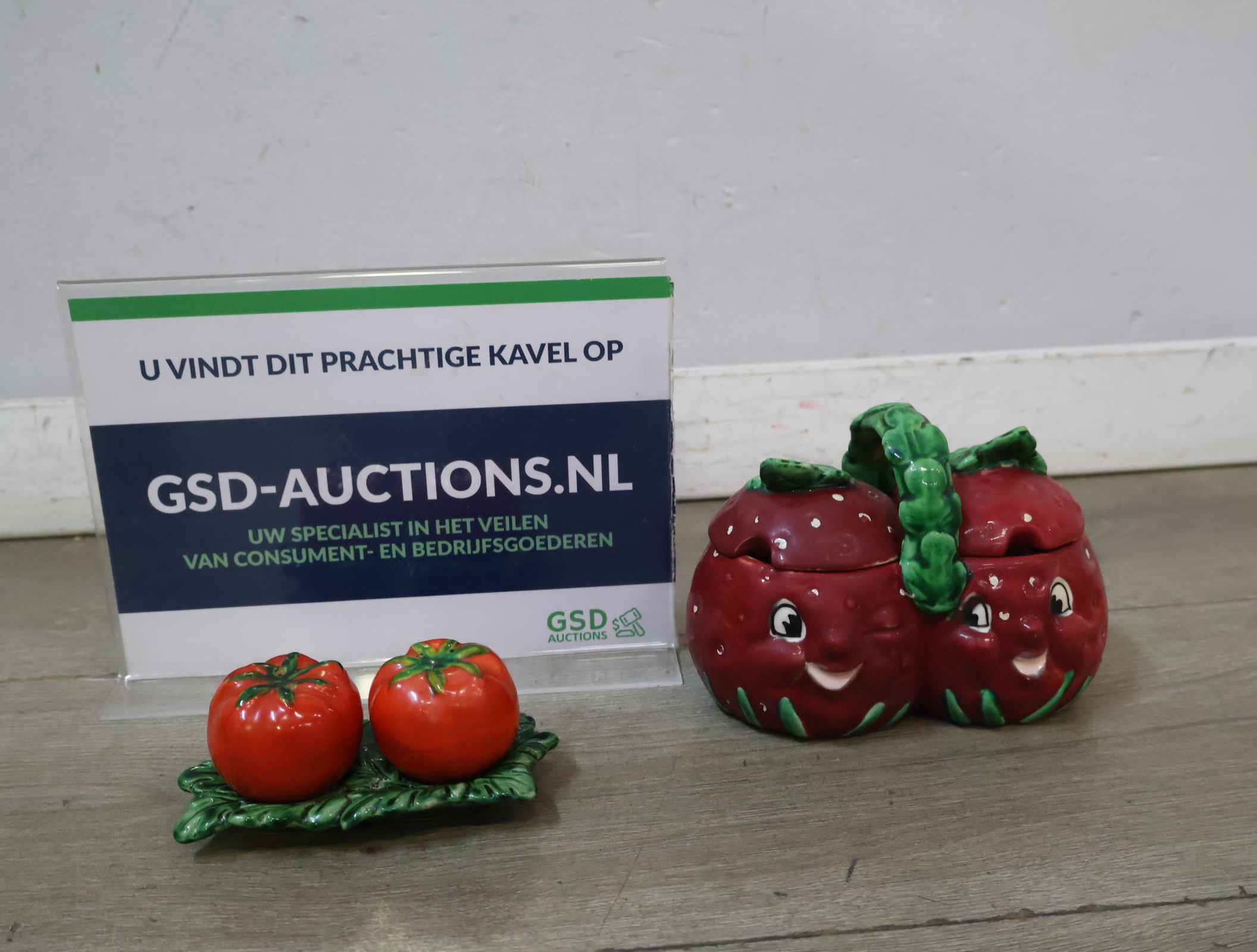 Keramisch zout-en peperstel in tomaatmotief, jampot met deksel, aardbei-stijl – foto 2 – kavel bij GSD Auctions, Zoeterwoude
