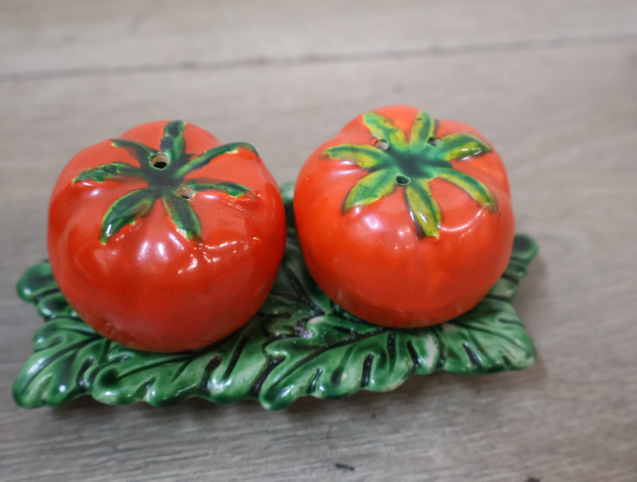 Keramisch zout-en peperstel in tomaatmotief, jampot met deksel, aardbei-stijl – foto 4 – kavel bij GSD Auctions, Zoeterwoude